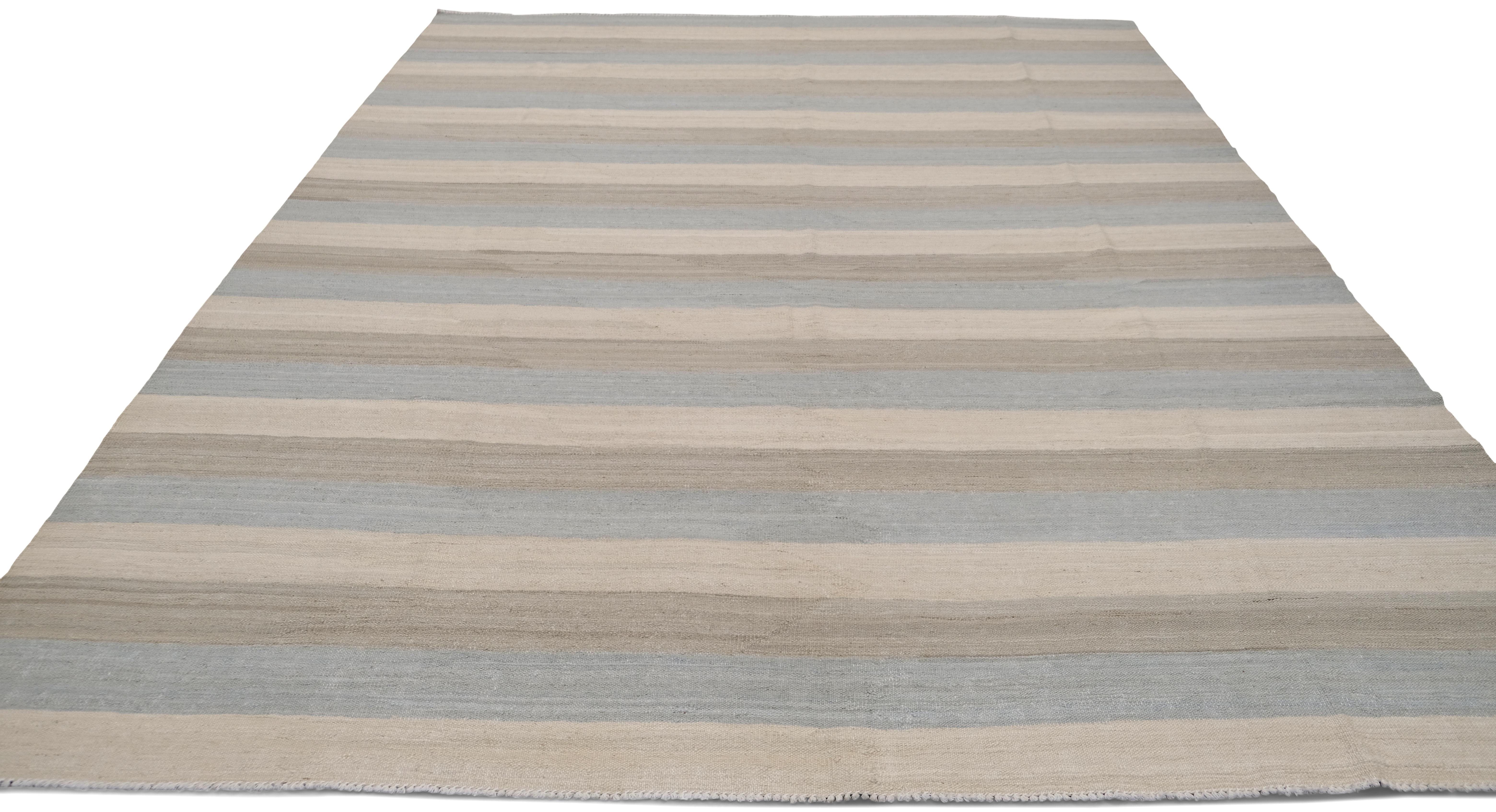 Alfombra Kilim moderna de lana a rayas azul y beige 7'10''x9'10'' Moderno en venta