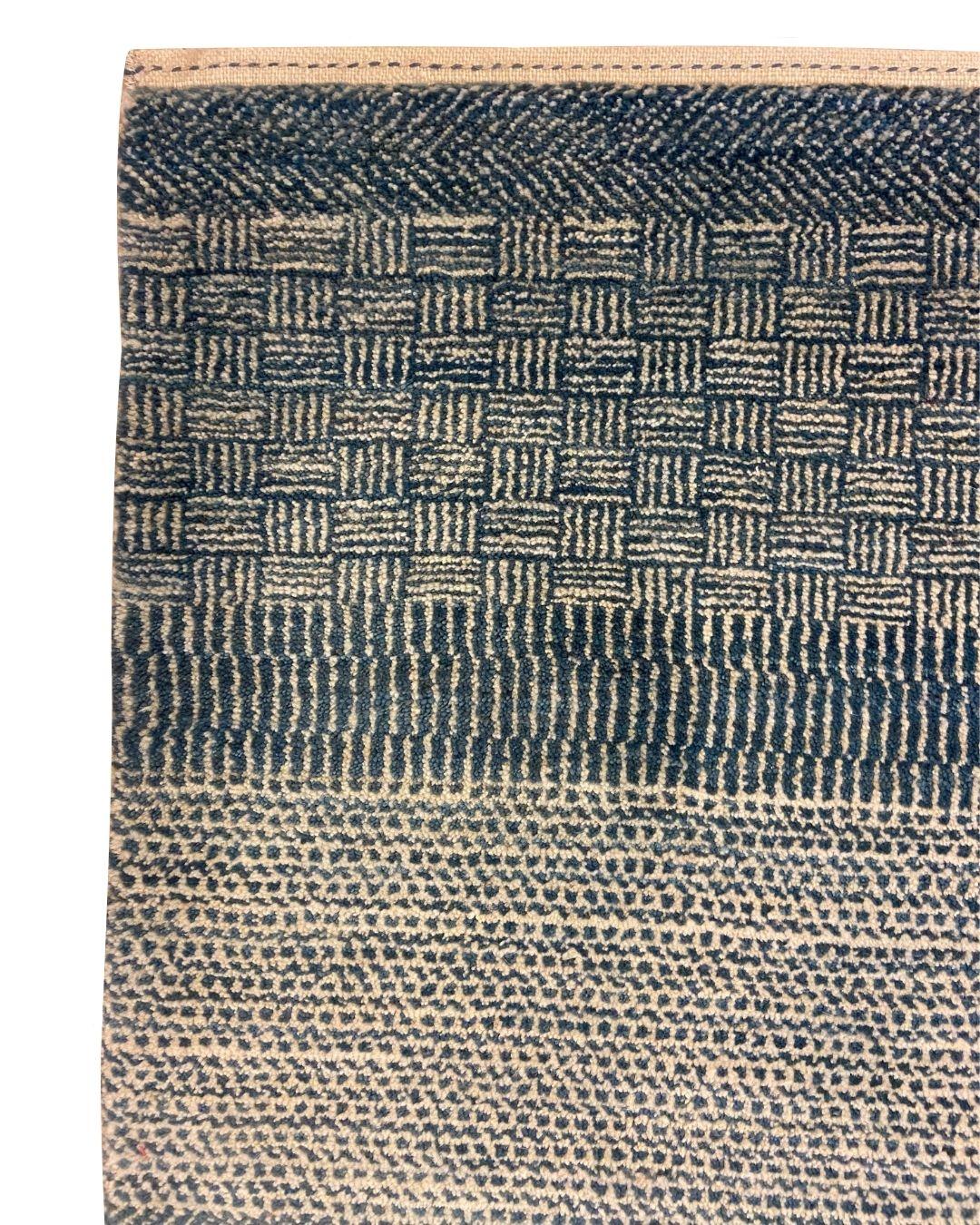 Dieser moderne blaue und cremefarbene Perserteppich aus Wolle mit detaillierten, strukturierten Mustern in der Größe 2' x 3' bringt eine auffällige Mischung aus subtilen Farben und fachmännischer Handwerkskunst in jeden Raum. Die abwechselnden Blau-