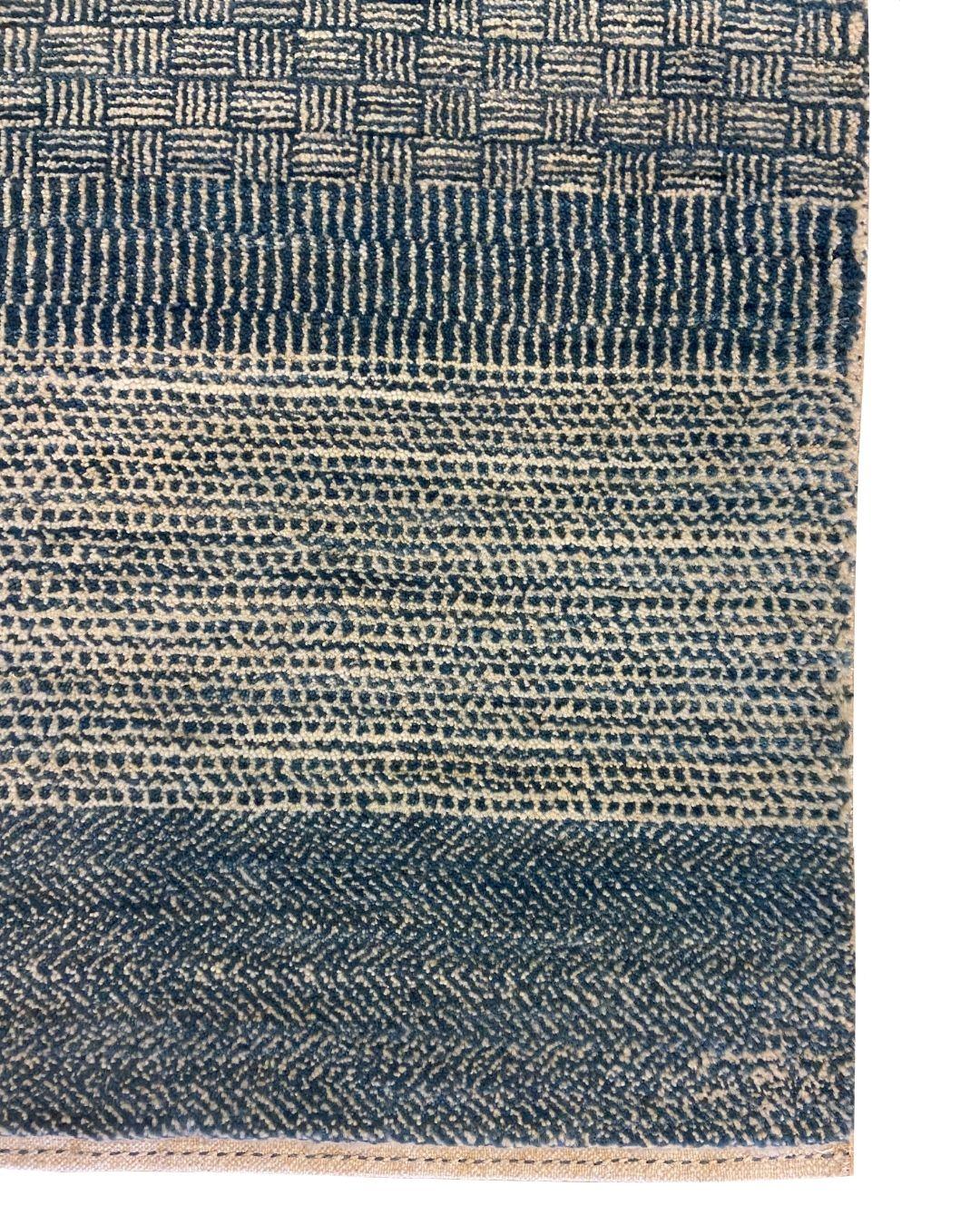 Moderner persischer Teppich aus blauer und cremefarbener Wolle mit detaillierten strukturierten Mustern, 2' x 3' (Indisch) im Angebot