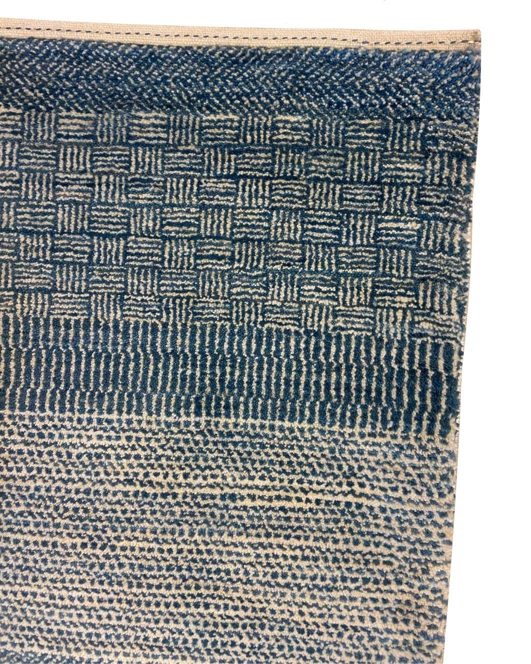 Moderner persischer Teppich aus blauer und cremefarbener Wolle mit detaillierten strukturierten Mustern, 2' x 3' (Pflanzlich gefärbt) im Angebot