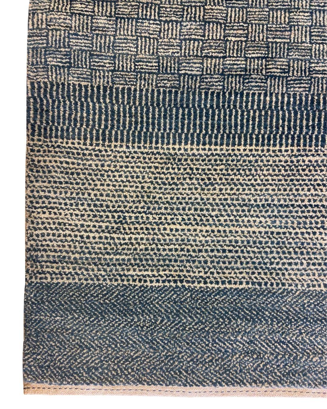 Moderner persischer Teppich aus blauer und cremefarbener Wolle mit detaillierten strukturierten Mustern, 2' x 3' im Zustand „Neu“ im Angebot in New York, NY
