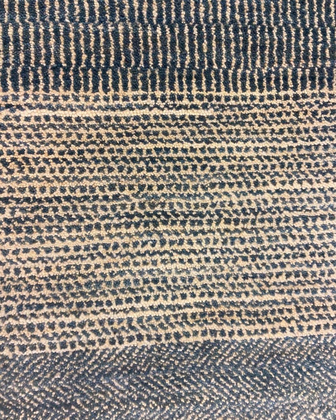 Moderner persischer Teppich aus blauer und cremefarbener Wolle mit detaillierten strukturierten Mustern, 2' x 3' (21. Jahrhundert und zeitgenössisch) im Angebot