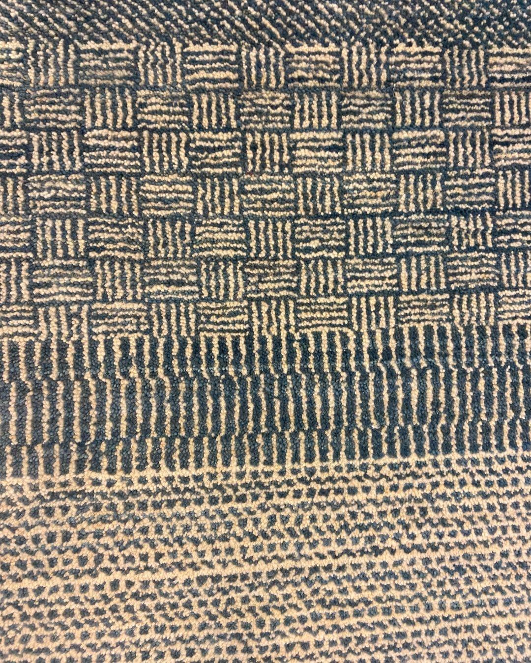 Moderner persischer Teppich aus blauer und cremefarbener Wolle mit detaillierten strukturierten Mustern, 2' x 3' im Angebot 1