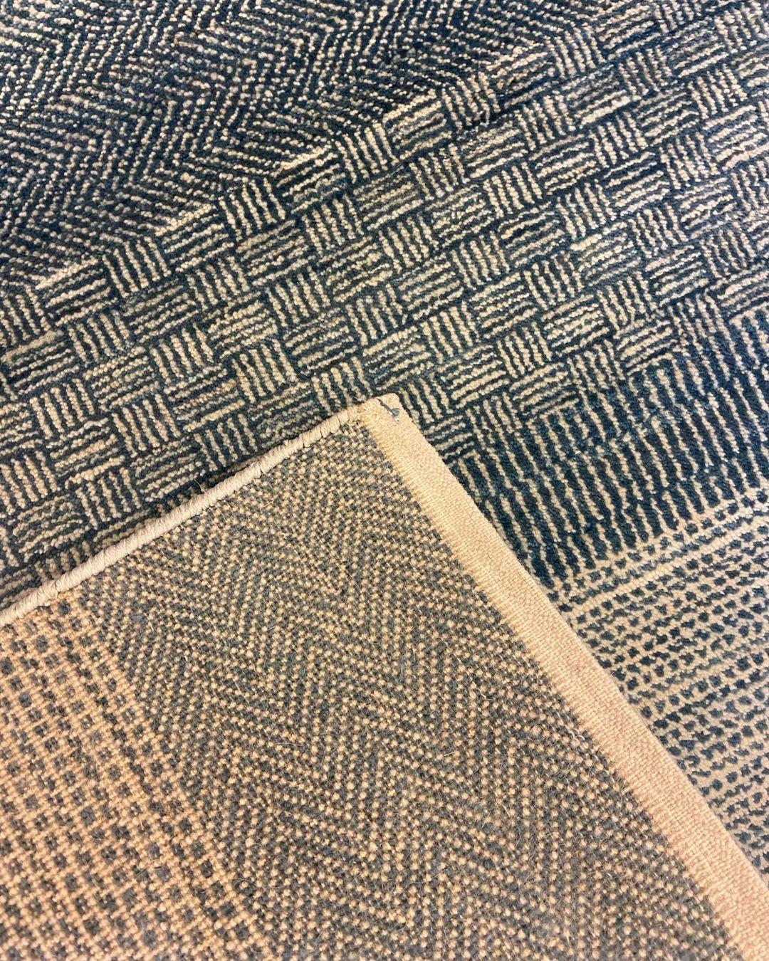Moderner persischer Teppich aus blauer und cremefarbener Wolle mit detaillierten strukturierten Mustern, 2' x 3' im Angebot 2