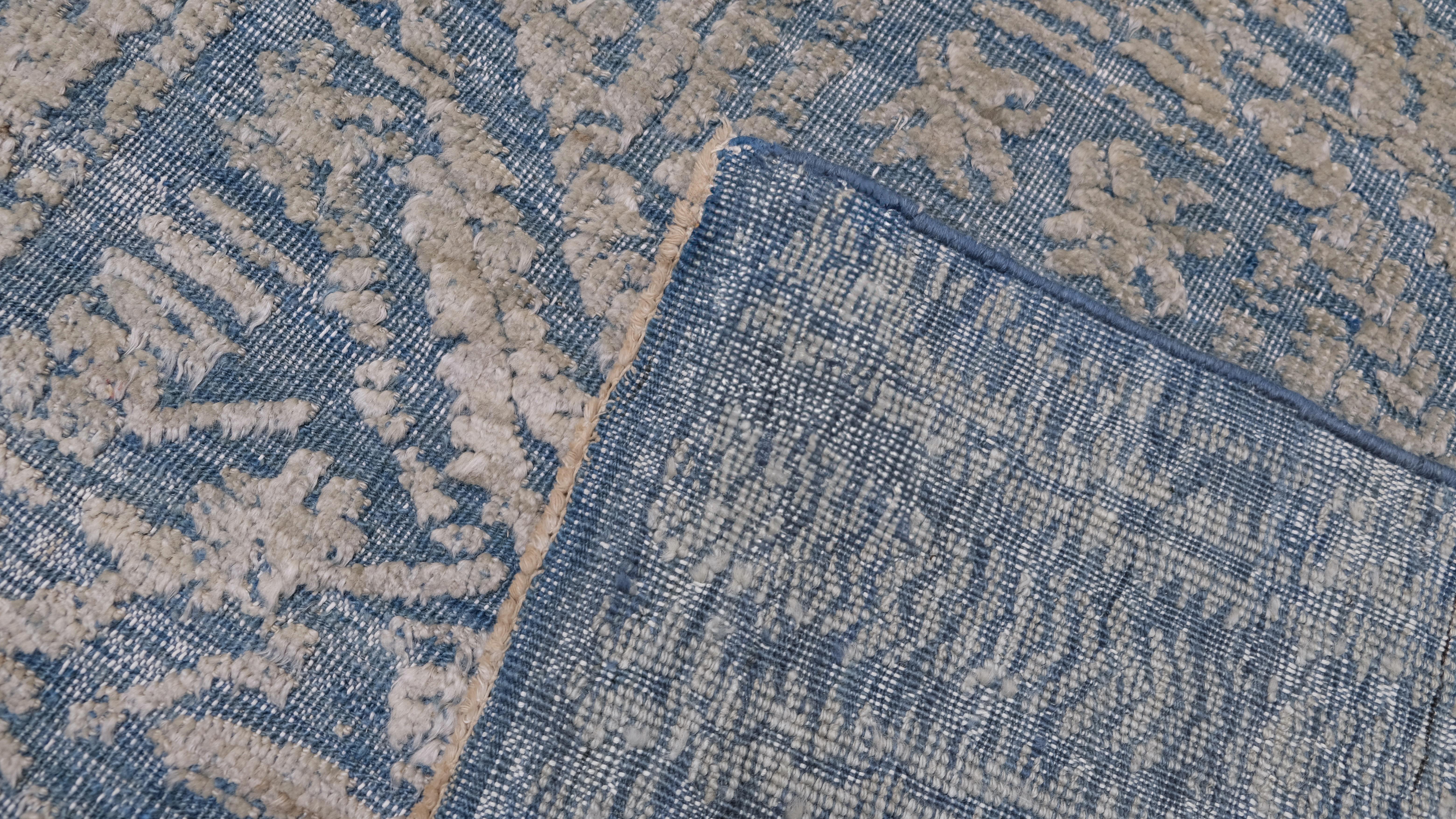 Tappeto moderno in lana con disegno geometrico blu e grigio 10'1''x12'6'' in vendita 1