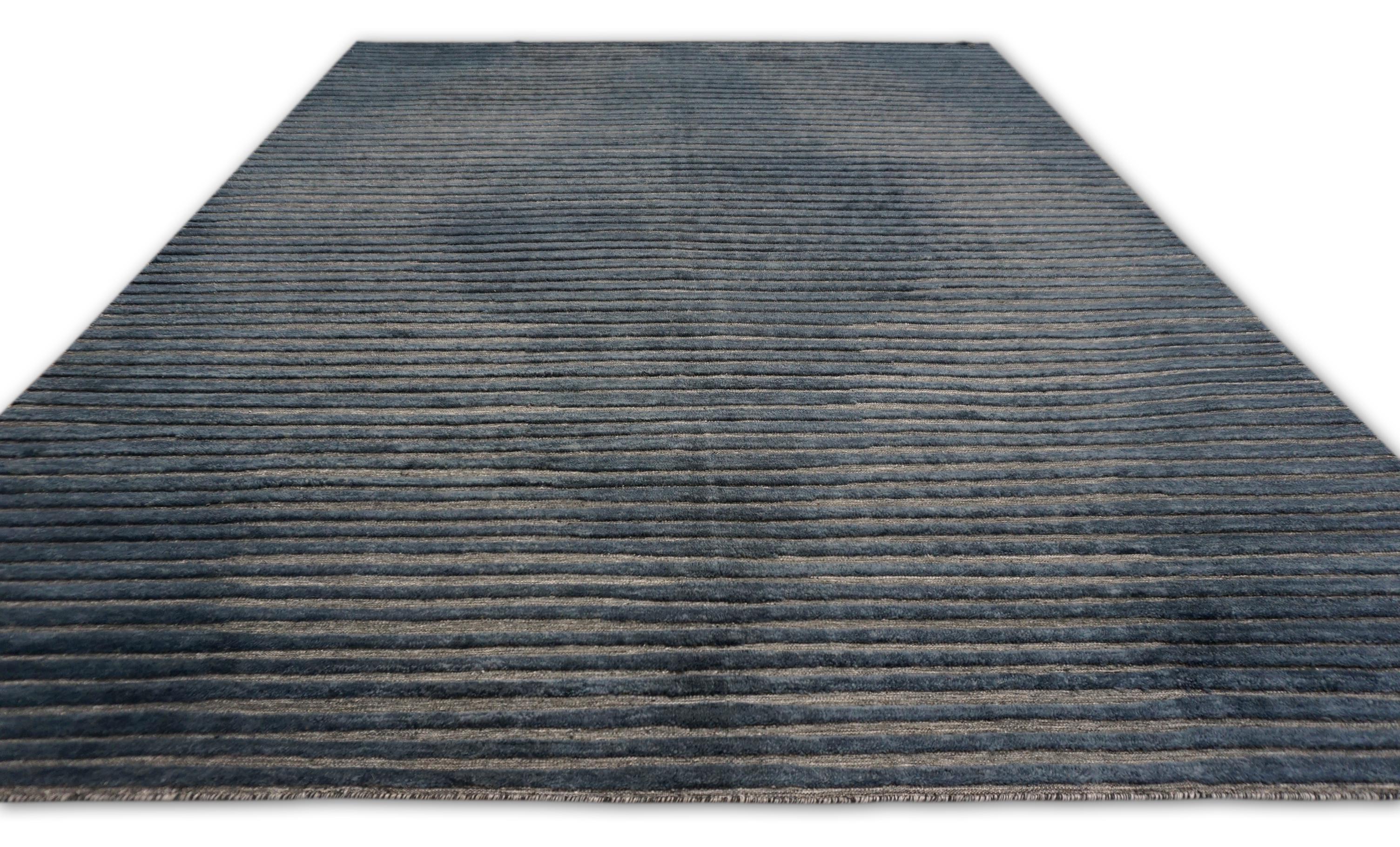 Moderne Tapis moderne à rayures bleues et grises à motif de diamants 8'x10'3'' en vente