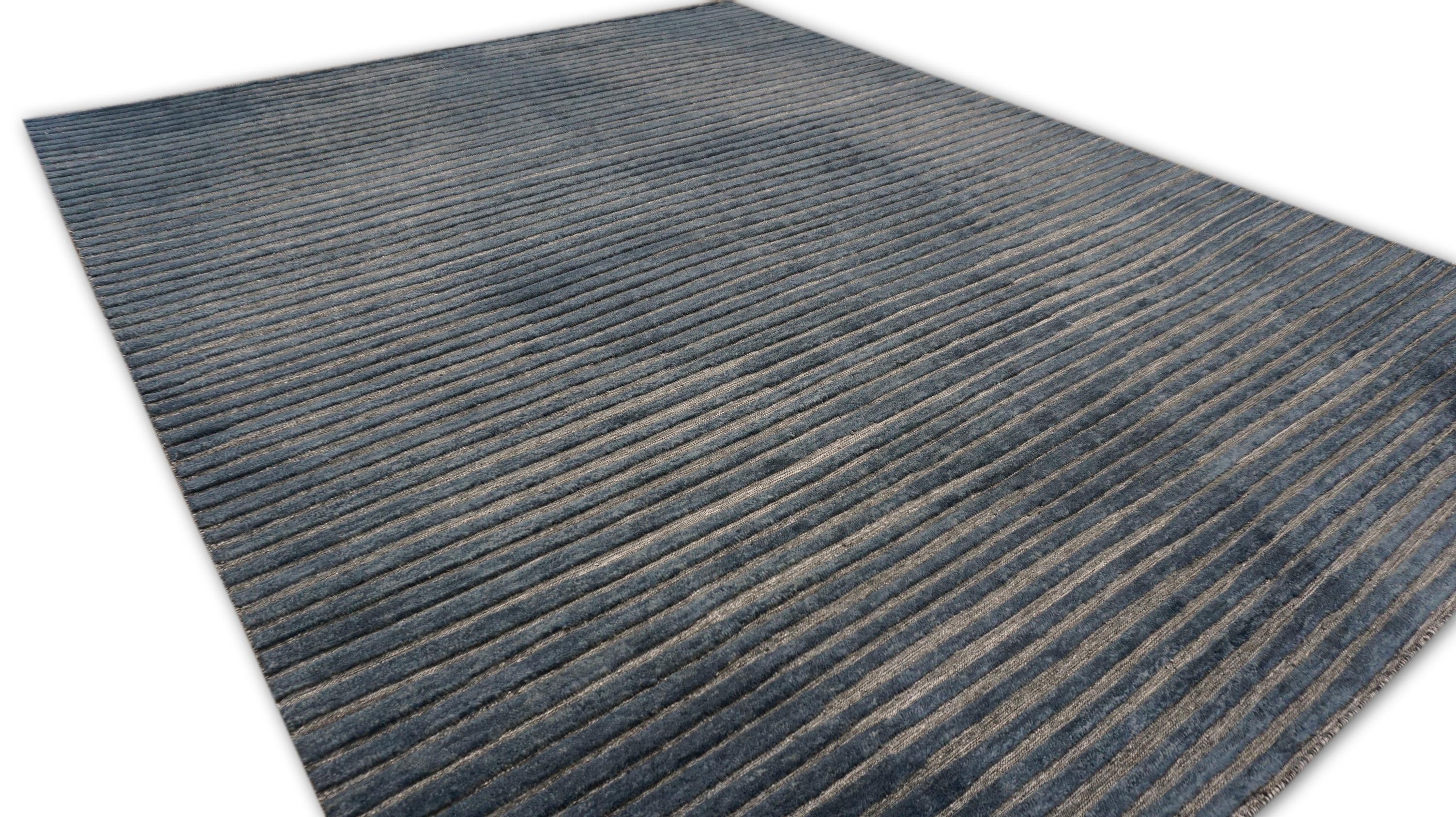 Asiatique Tapis moderne à rayures bleues et grises à motif de diamants 8'x10'3'' en vente