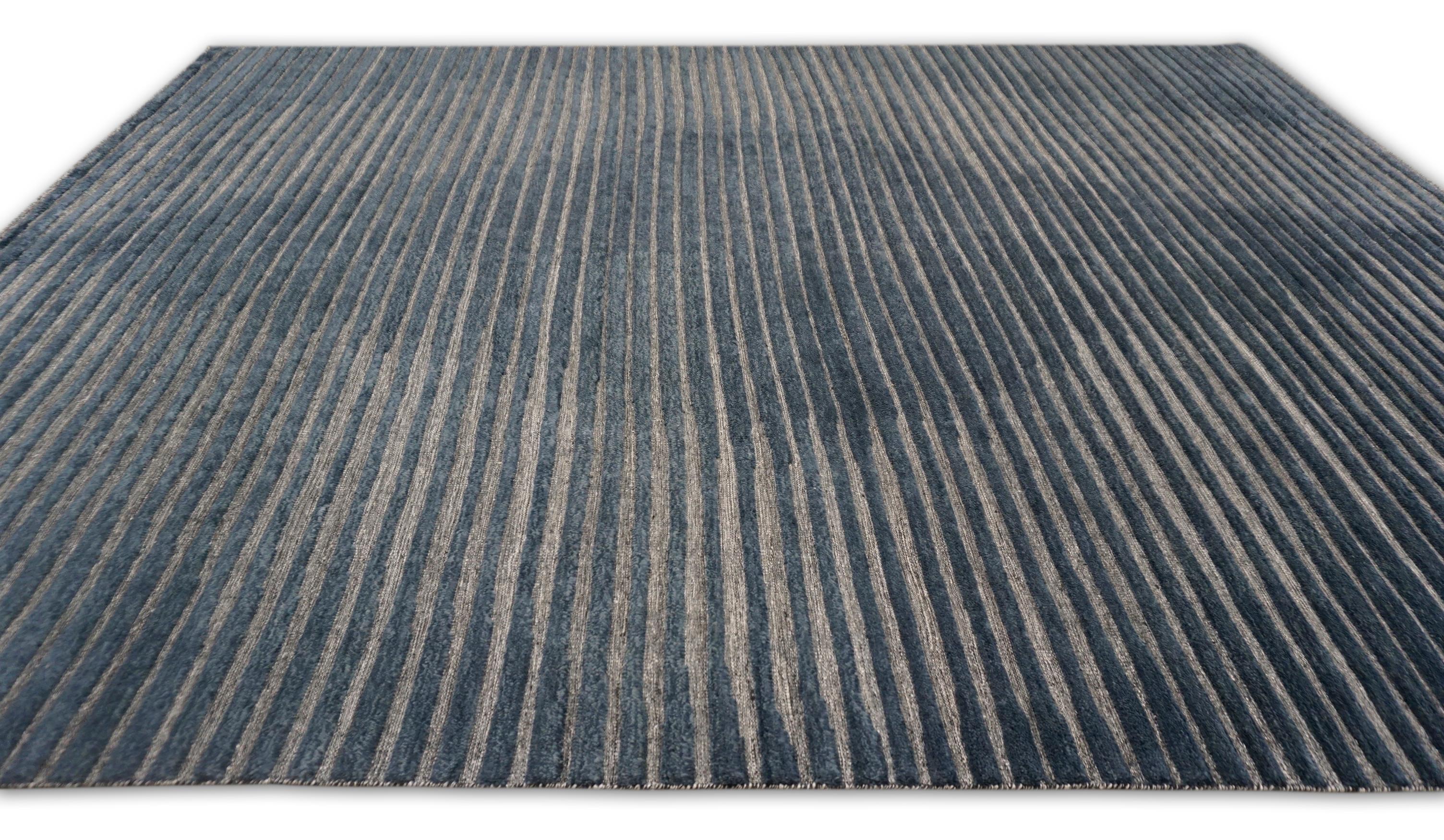 Noué à la main Tapis moderne à rayures bleues et grises à motif de diamants 8'x10'3'' en vente