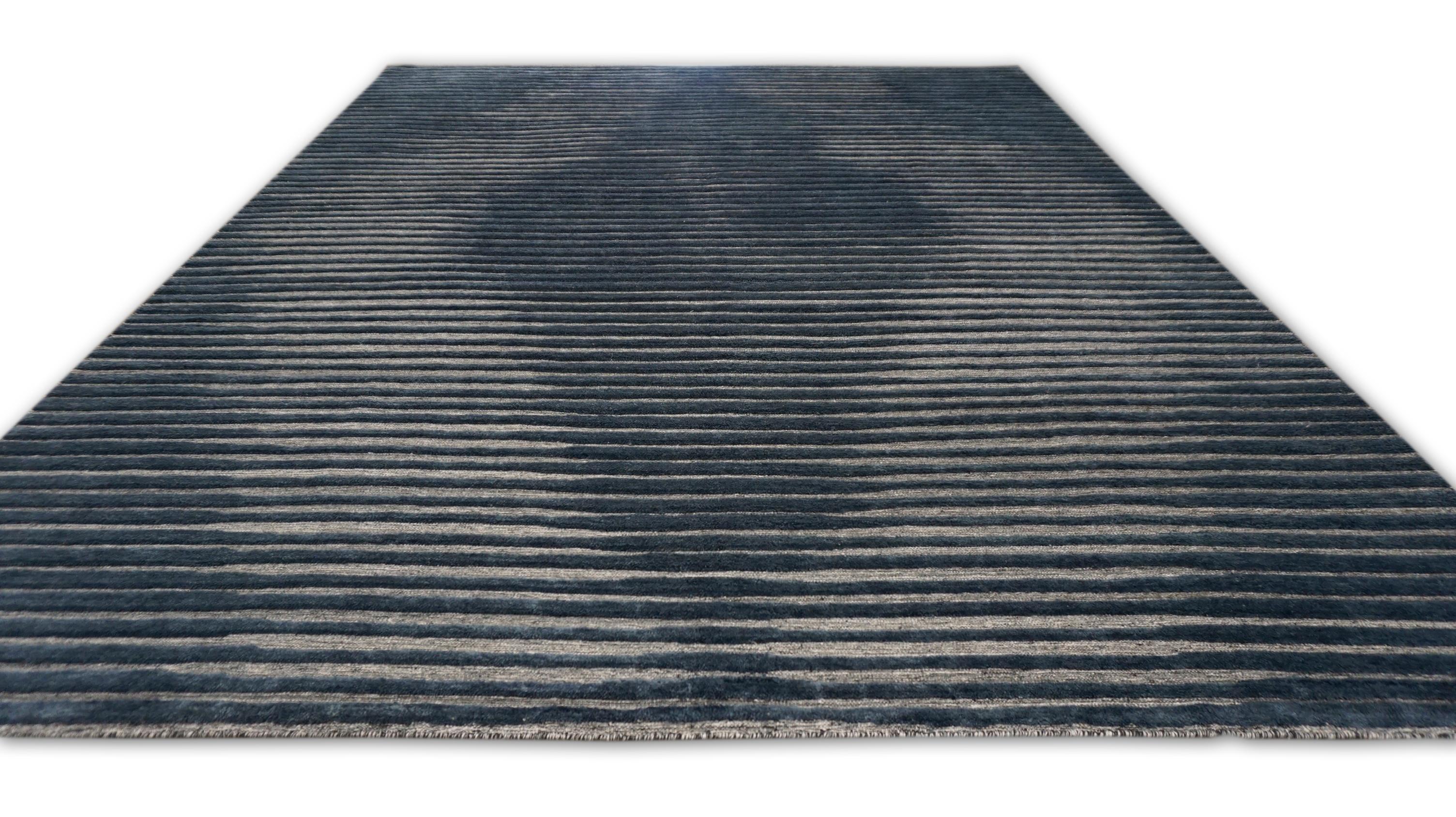 XXIe siècle et contemporain Tapis moderne à rayures bleues et grises à motif de diamants 8'x10'3'' en vente