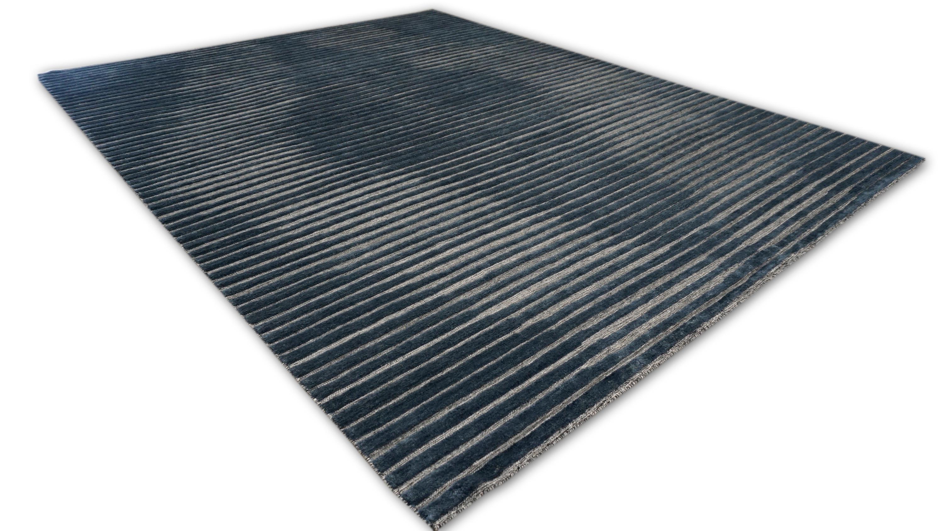 Laine Tapis moderne à rayures bleues et grises à motif de diamants 8'x10'3'' en vente
