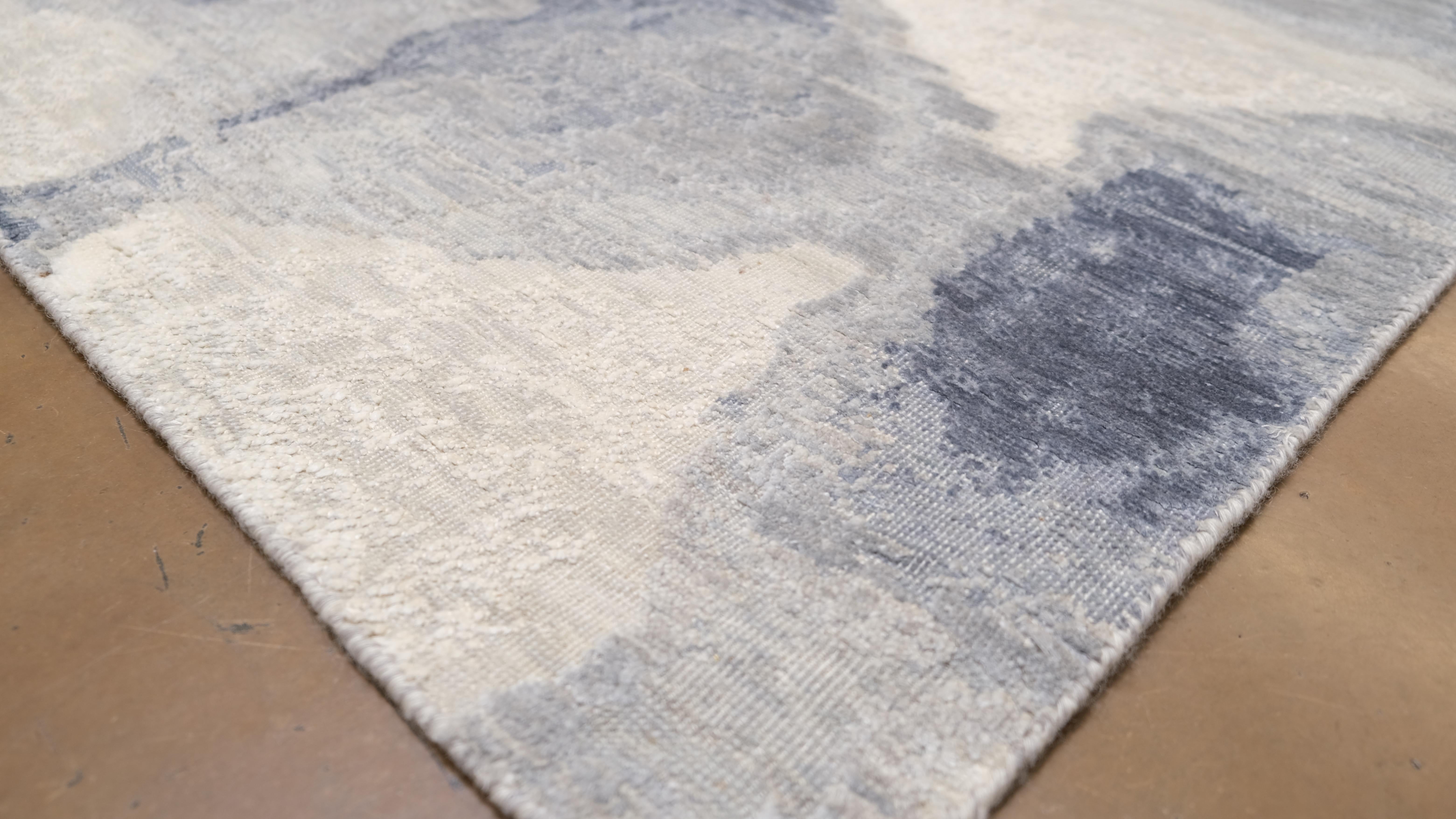 Annodato a mano Tappeto moderno in lana e seta blu e avorio Cloudscape Designed 9'x12' in vendita