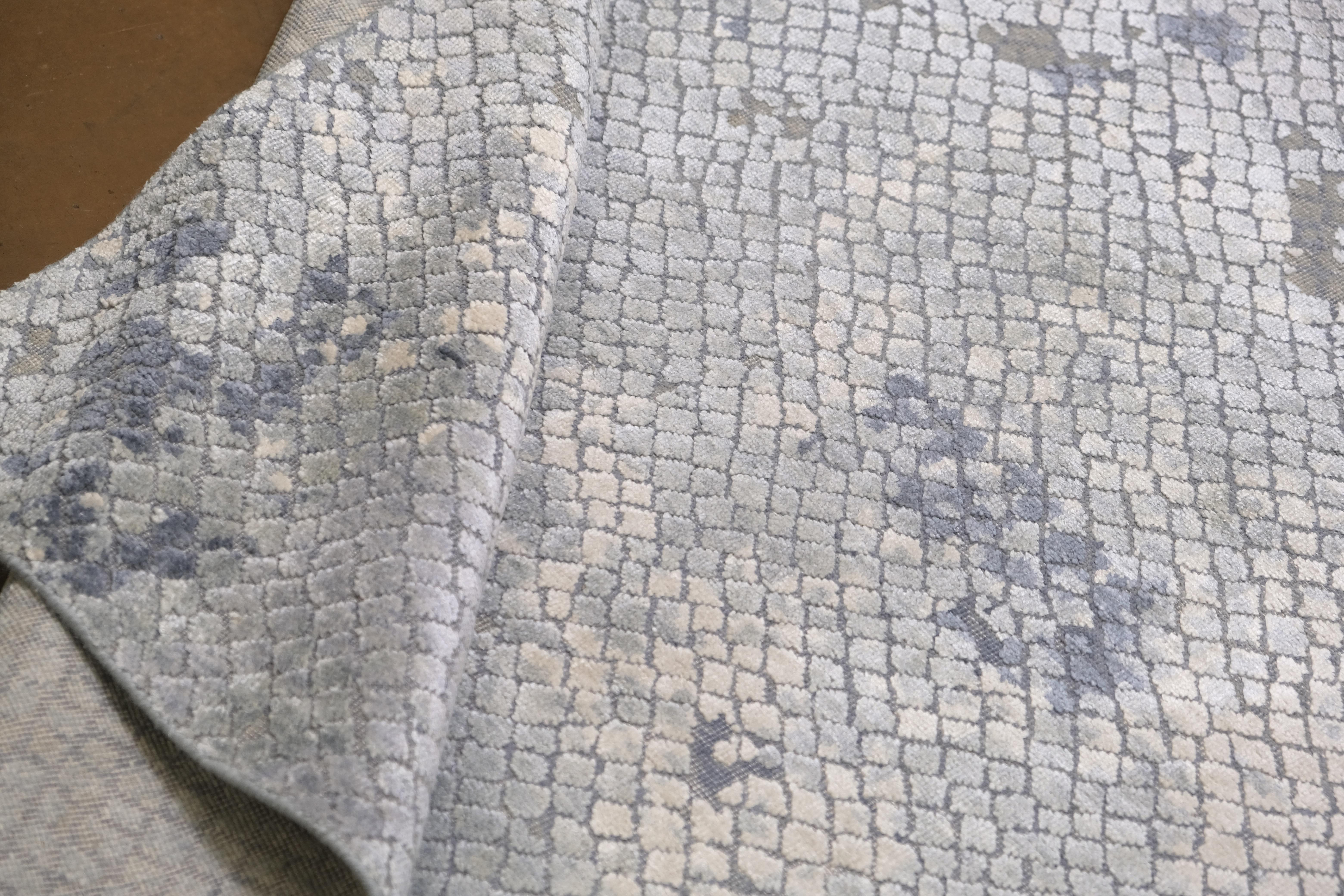 Moderner blauer und elfenbeinfarbener, gemusterter Wollteppich 8'9''x11'10'' im Angebot 3
