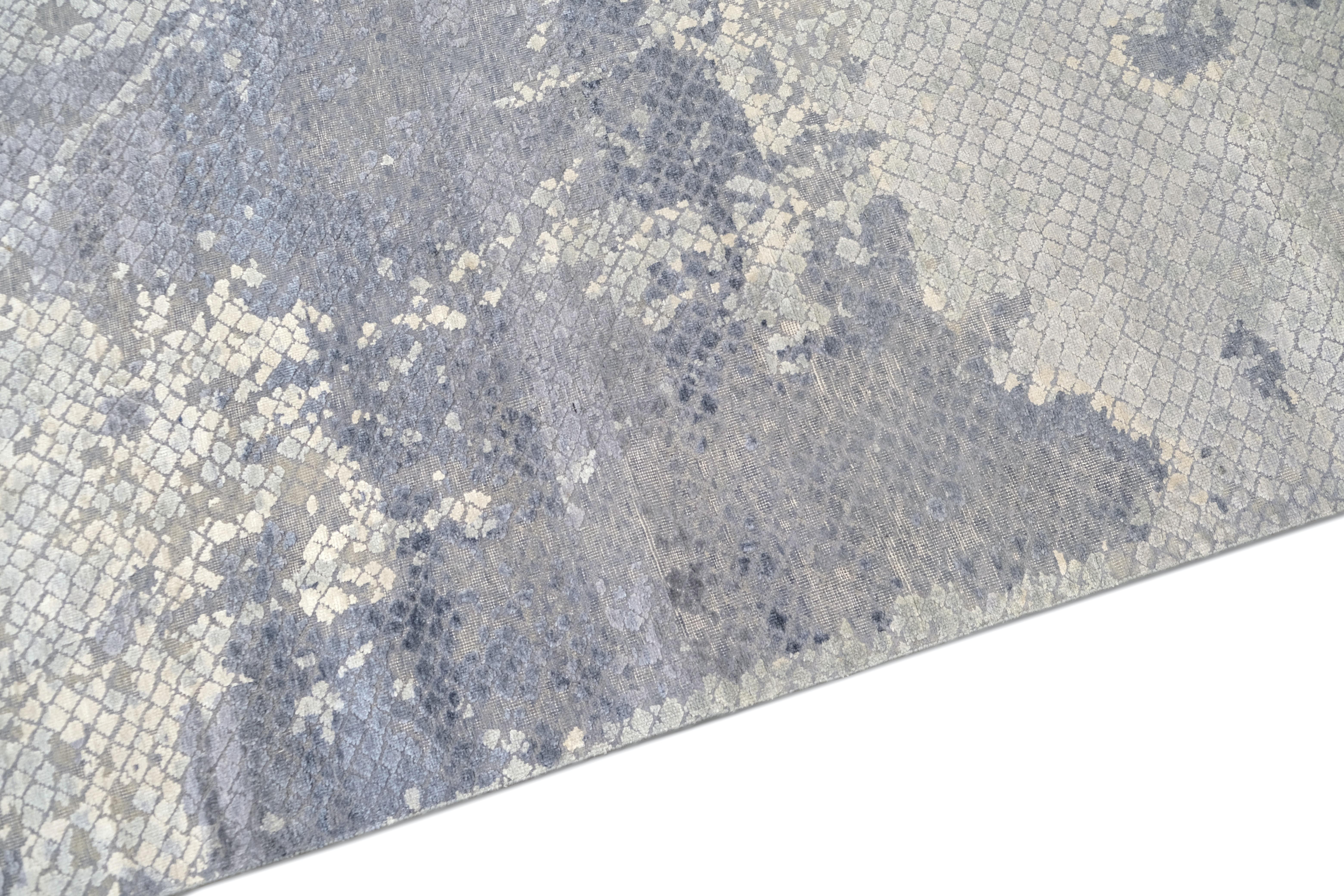 Moderner blauer und elfenbeinfarbener, gemusterter Wollteppich 8'9''x11'10'' (Asiatisch) im Angebot