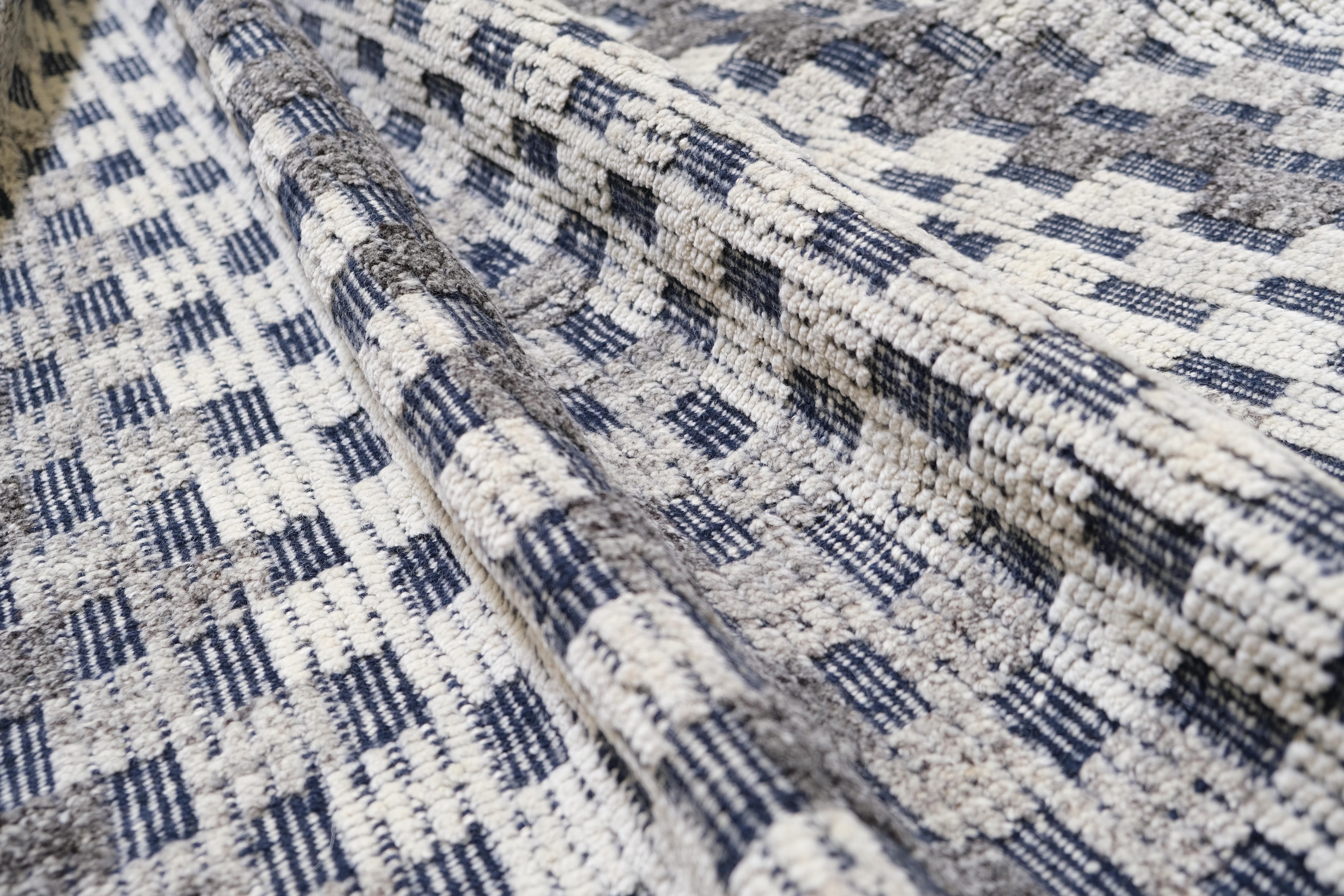 Dieser exquisite, handgeknüpfte Wollteppich zeichnet sich durch ein zeitloses schwarz-weißes Karomuster aus und bietet eine klassische und zugleich moderne Ästhetik für jeden Raum. Dieser von erfahrenen Handwerkern gefertigte Teppich zeichnet sich