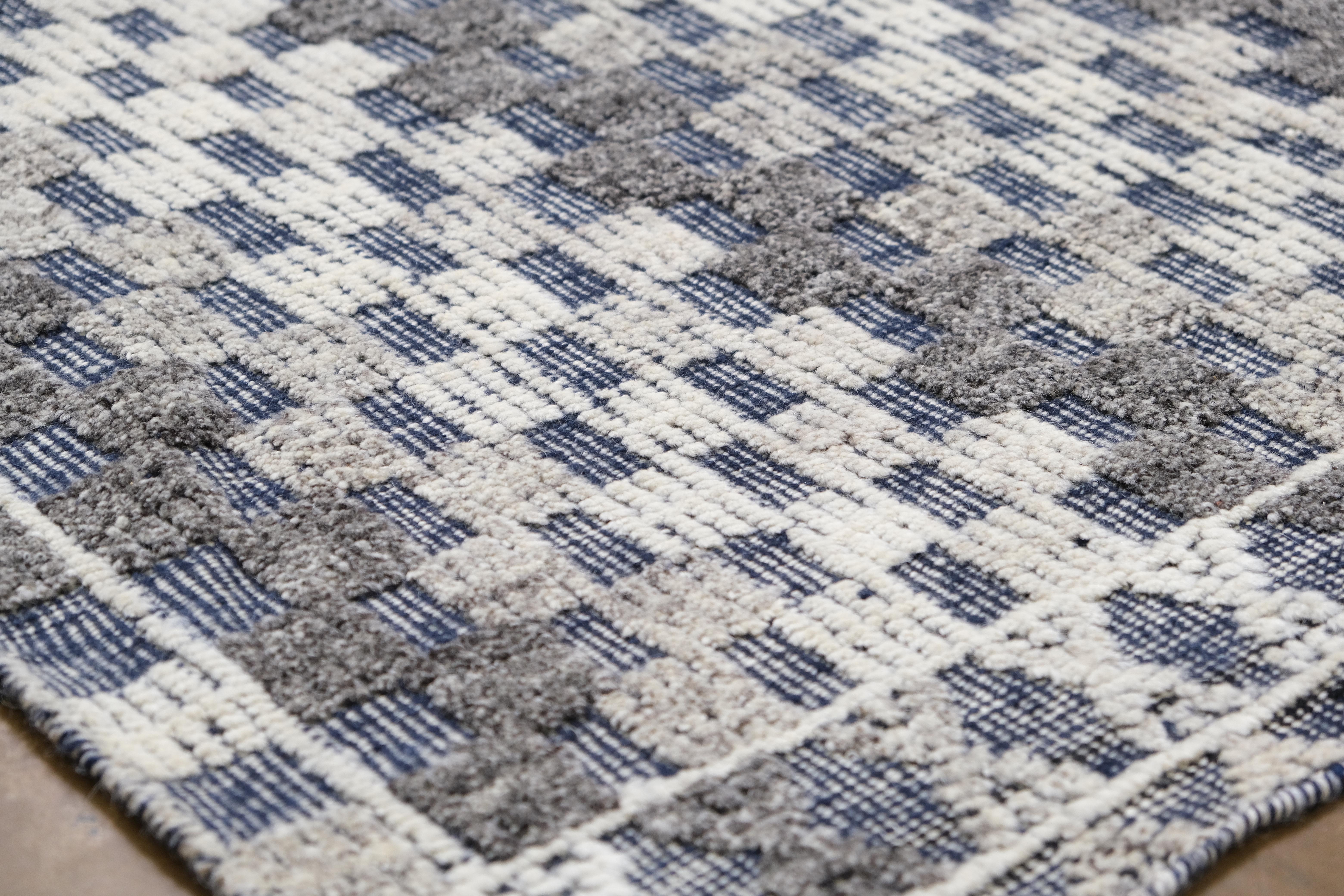 Moderner blau-weiß karierter Teppich 10'x13'10'' (Asiatisch) im Angebot