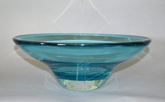 Centrotavola moderno in vetro artistico blu, Bowles di Mark J. Sudduth, Studiopiece