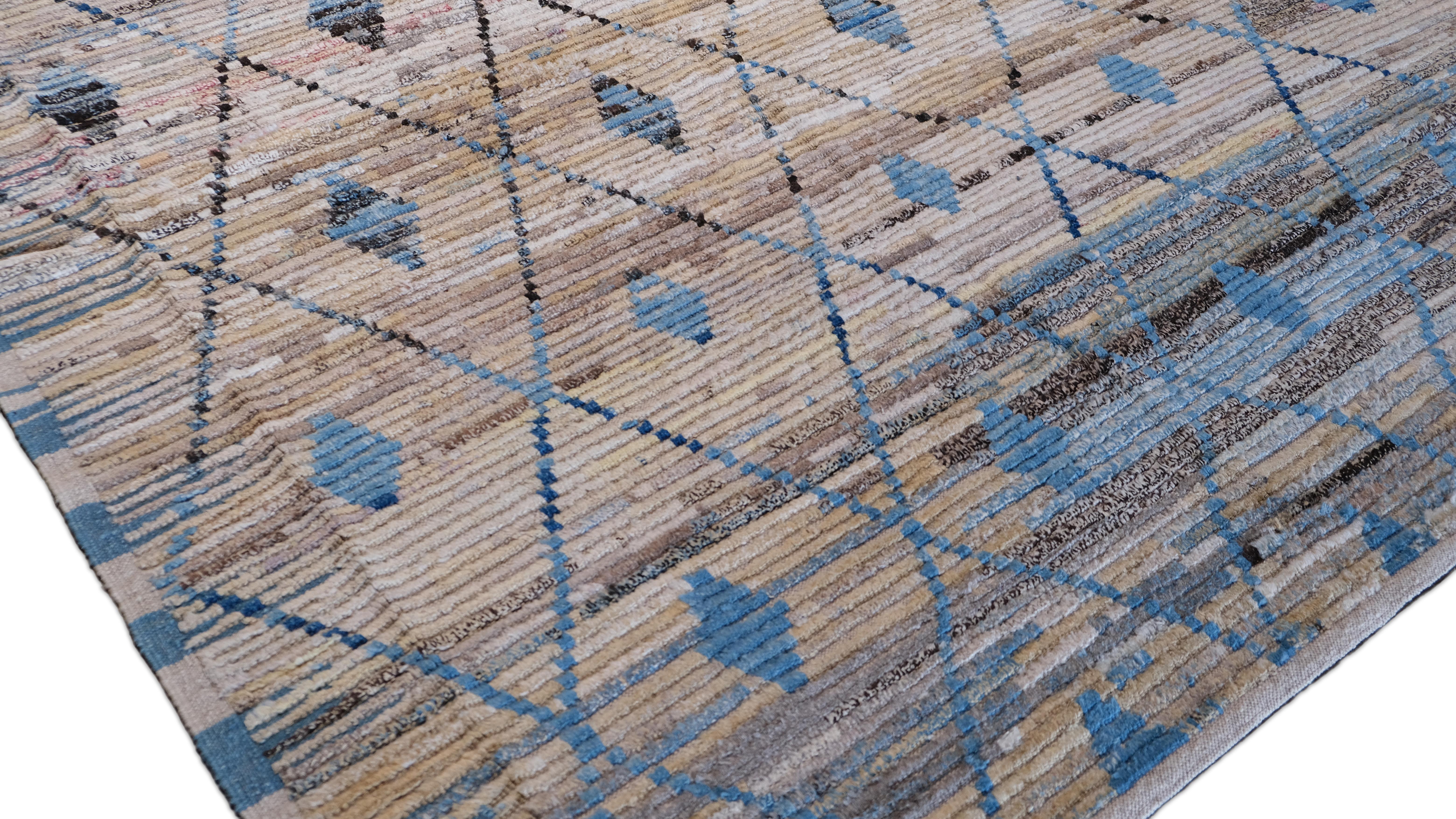 Ce superbe tapis en laine nouée à la main présente un design géométrique moderne avec des influences traditionnelles, ce qui en fait un choix idéal pour les intérieurs contemporains avec une touche de charme patrimonial. Le tapis présente un motif