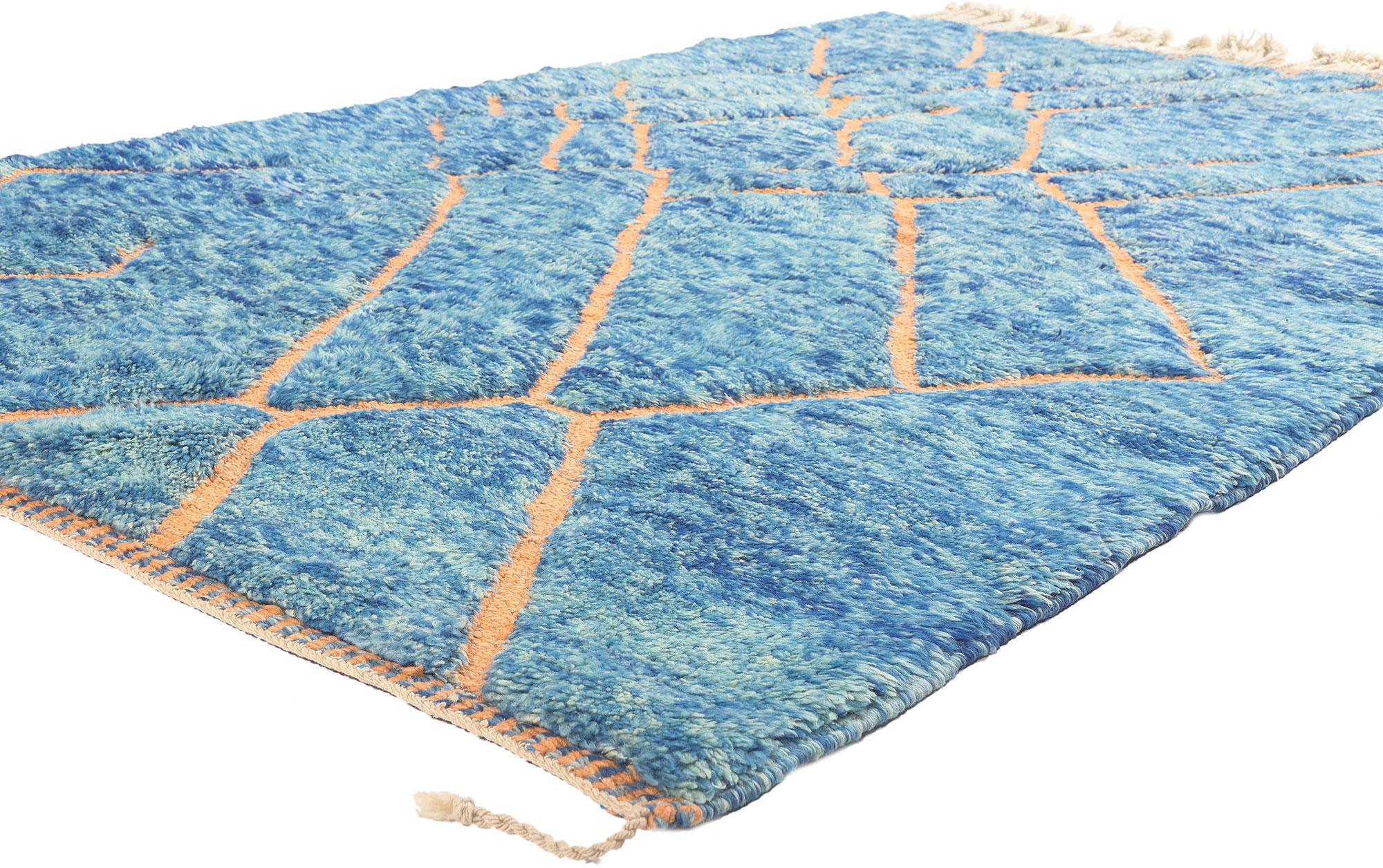 21053 Tapis marocain moderne Beni Mrirt bleu, 05'00 x 08'00. 
Embarquez pour un voyage fantaisiste où le nomade douillet se mêle au chic bohème envoûtant dans le royaume éthéré de ce tapis marocain Beni Mrirt en laine nouée à la main. Imaginez-vous