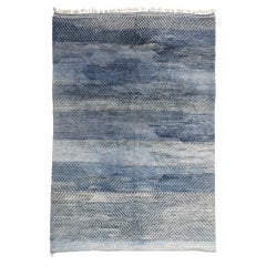 Moderner blauer marokkanischer Beni Mrirt-Teppich, Tranquil Shibui Meets Tribal Enchantment, Modern