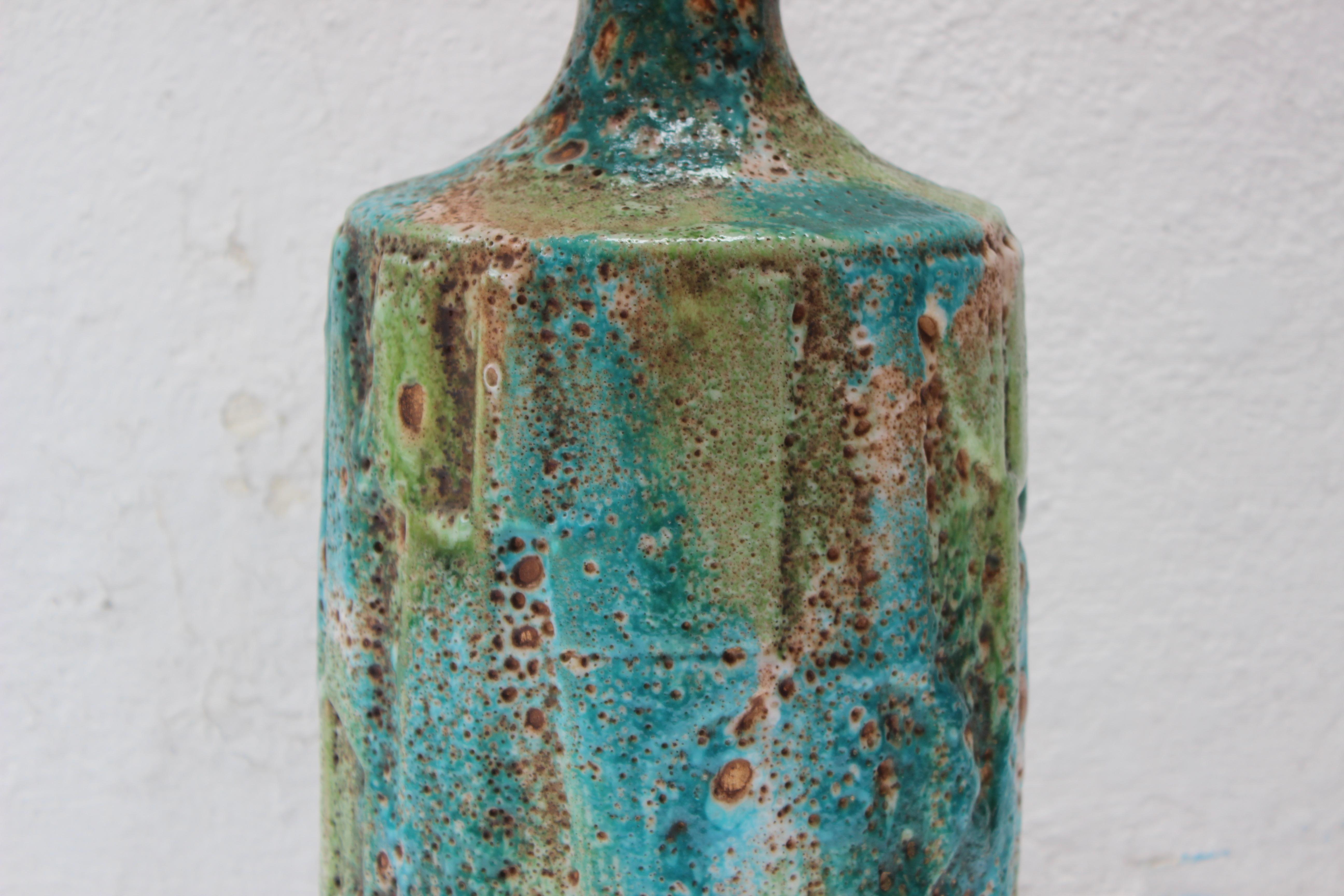 Modern blue ceramic lamp

Base measures: 8.75