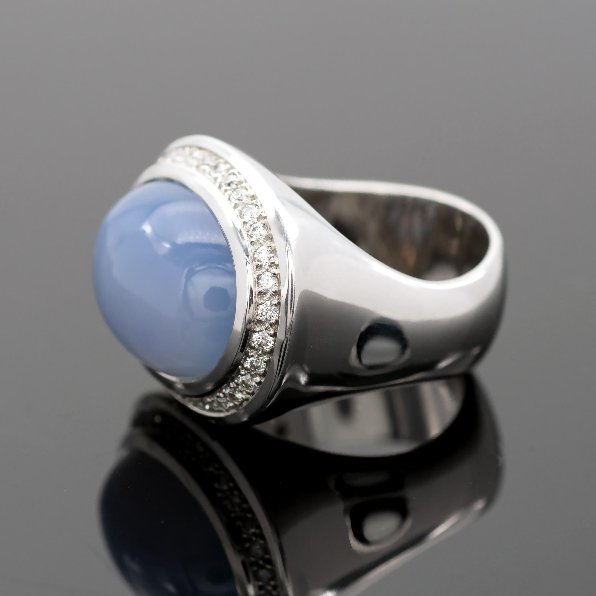 Modern Blue Chalcedony and Diamond 18 Karat Gold Ring In New Condition For Sale In Monte Carlo, MC