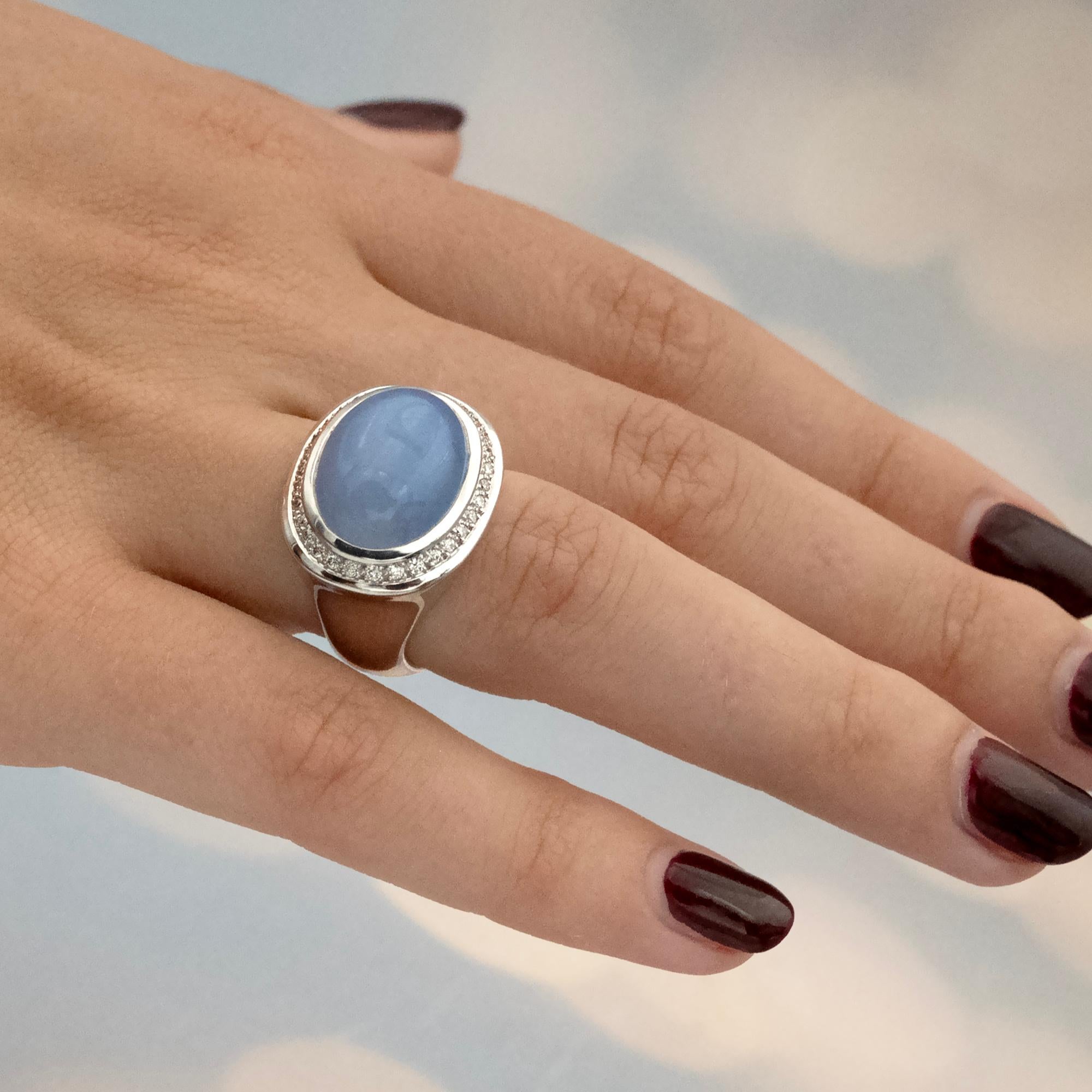 Cabochon Anello moderno in calcedonio blu e diamanti in oro 18 carati in vendita