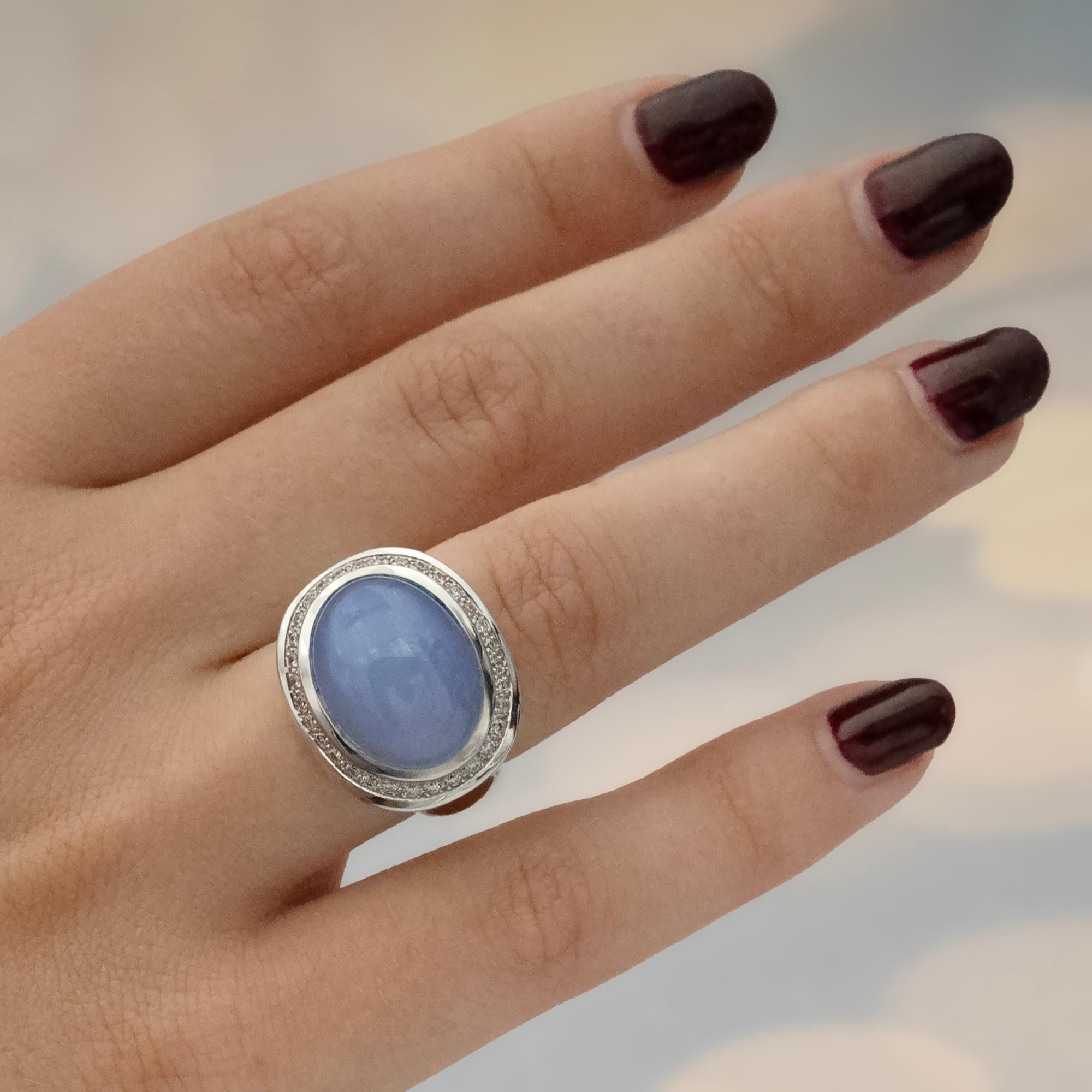 Anello moderno in calcedonio blu e diamanti in oro 18 carati In condizioni Nuovo in vendita a Monte Carlo, MC