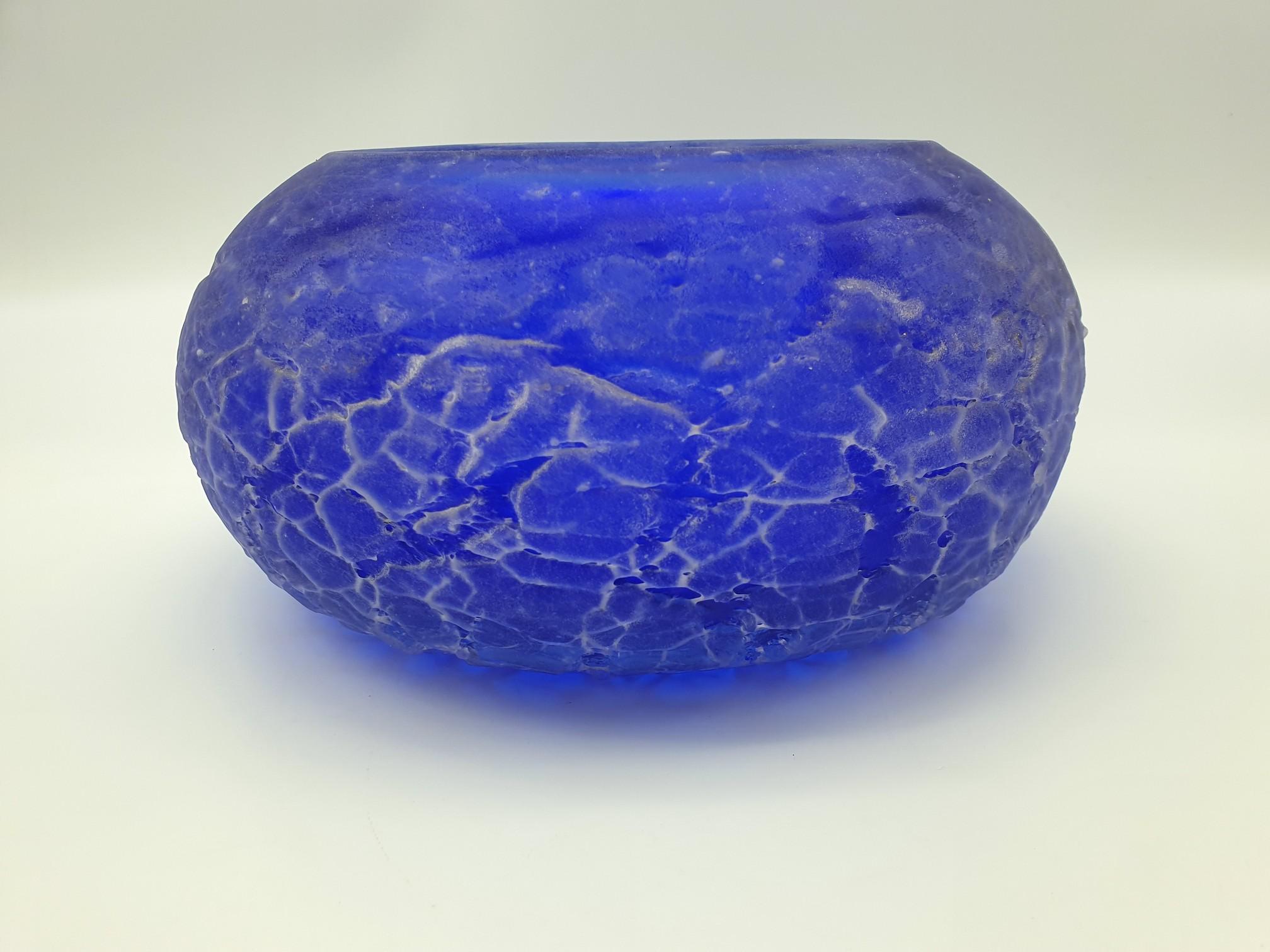 Modern royal blue Murano glass bowl made by Gino Cenedese e Figlio. This bowl is completely hand-made and features the peculiar texture called 