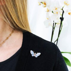 Broche papillon moderne en émail bleu, saphirs violets, diamants et perles