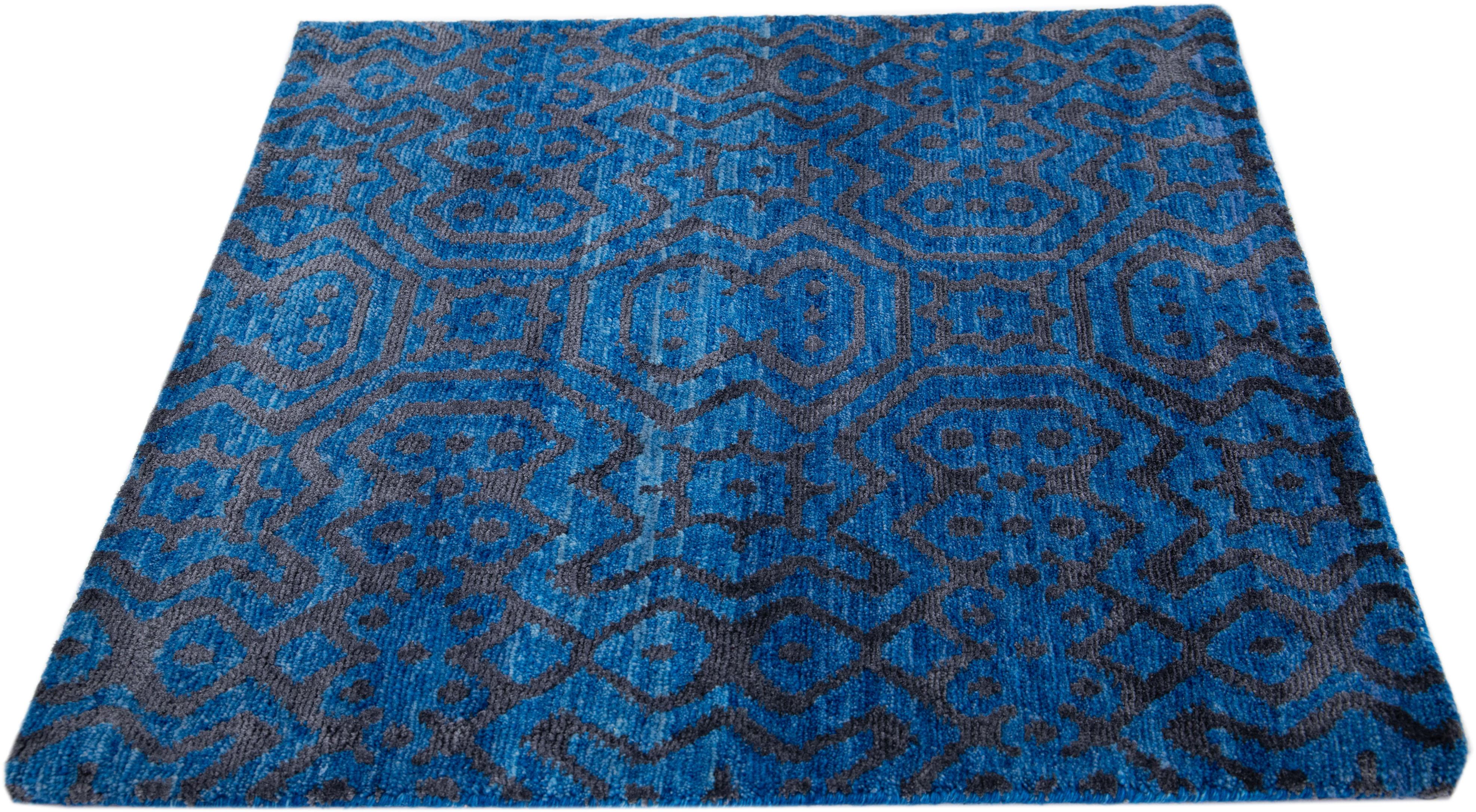 Moderner blauer handgefertigter geometrischer Wollteppich (Nepalesisch) im Angebot