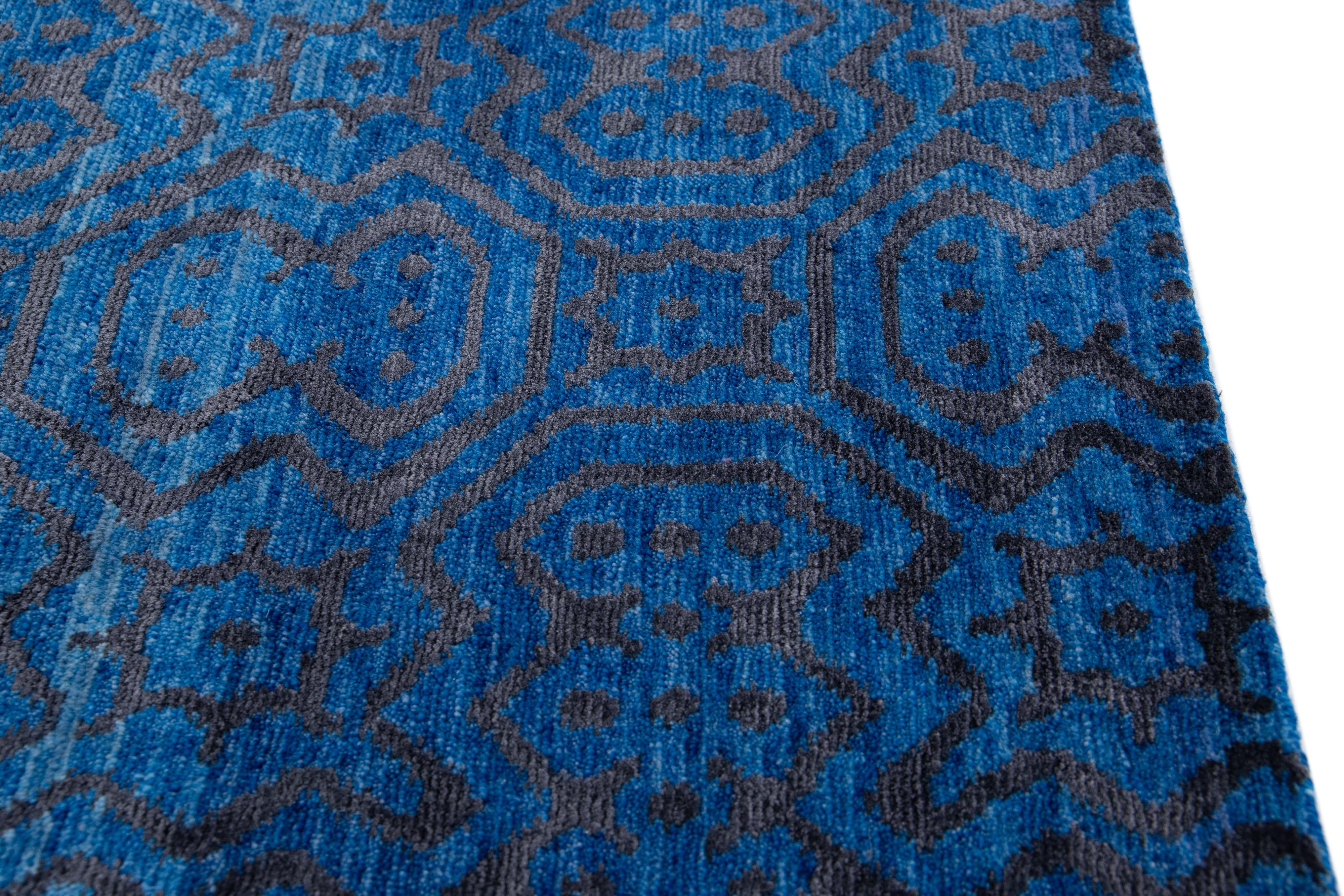 Moderner blauer handgefertigter geometrischer Wollteppich (Handgeknüpft) im Angebot