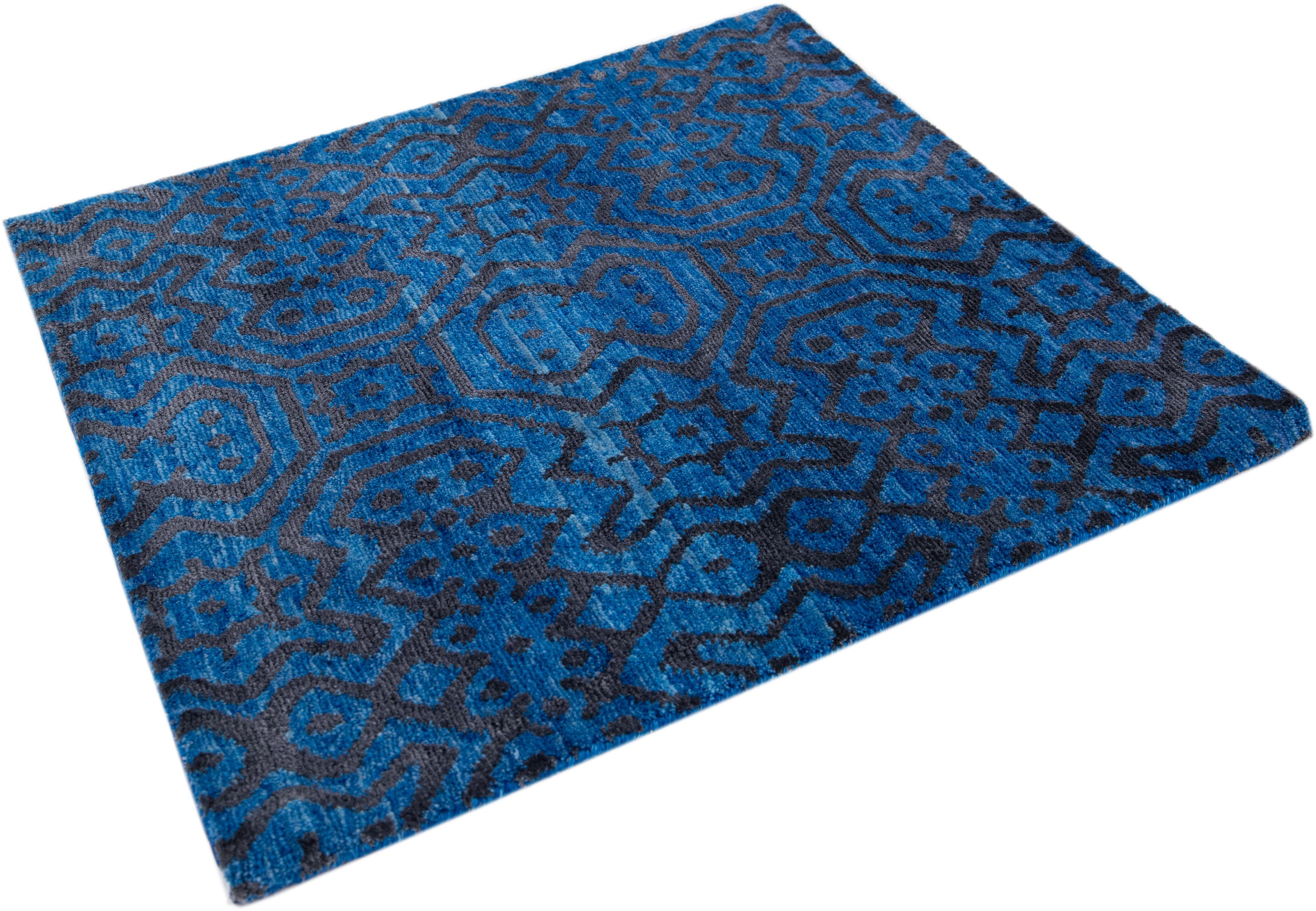 Moderner blauer handgefertigter geometrischer Wollteppich im Zustand „Neu“ im Angebot in Norwalk, CT