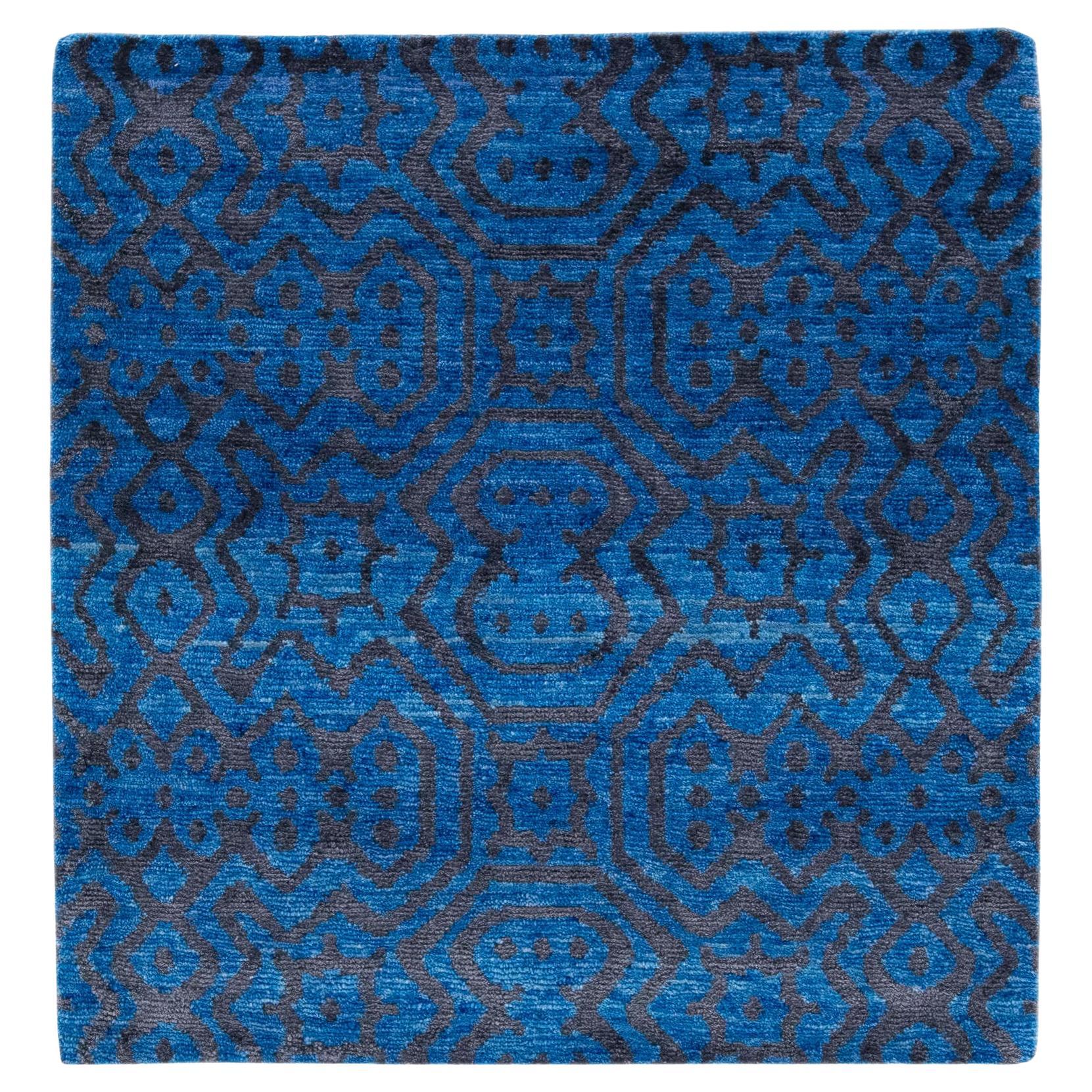 Moderner blauer handgefertigter geometrischer Wollteppich