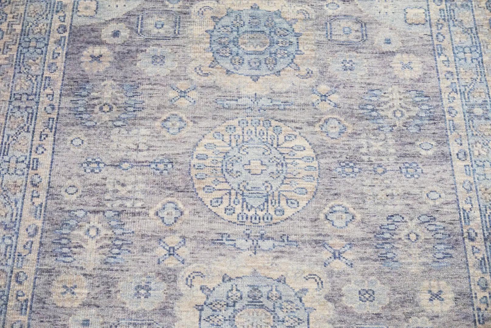 Handgeknüpfter Wollflor auf einem Baumwollgrund.     

Abmessungen: 8' x 10'            

Herkunft: Indien

Feldfarbe: Grau    

Farbe der Umrandung: Blassblau     

Akzentfarben: Hellblau