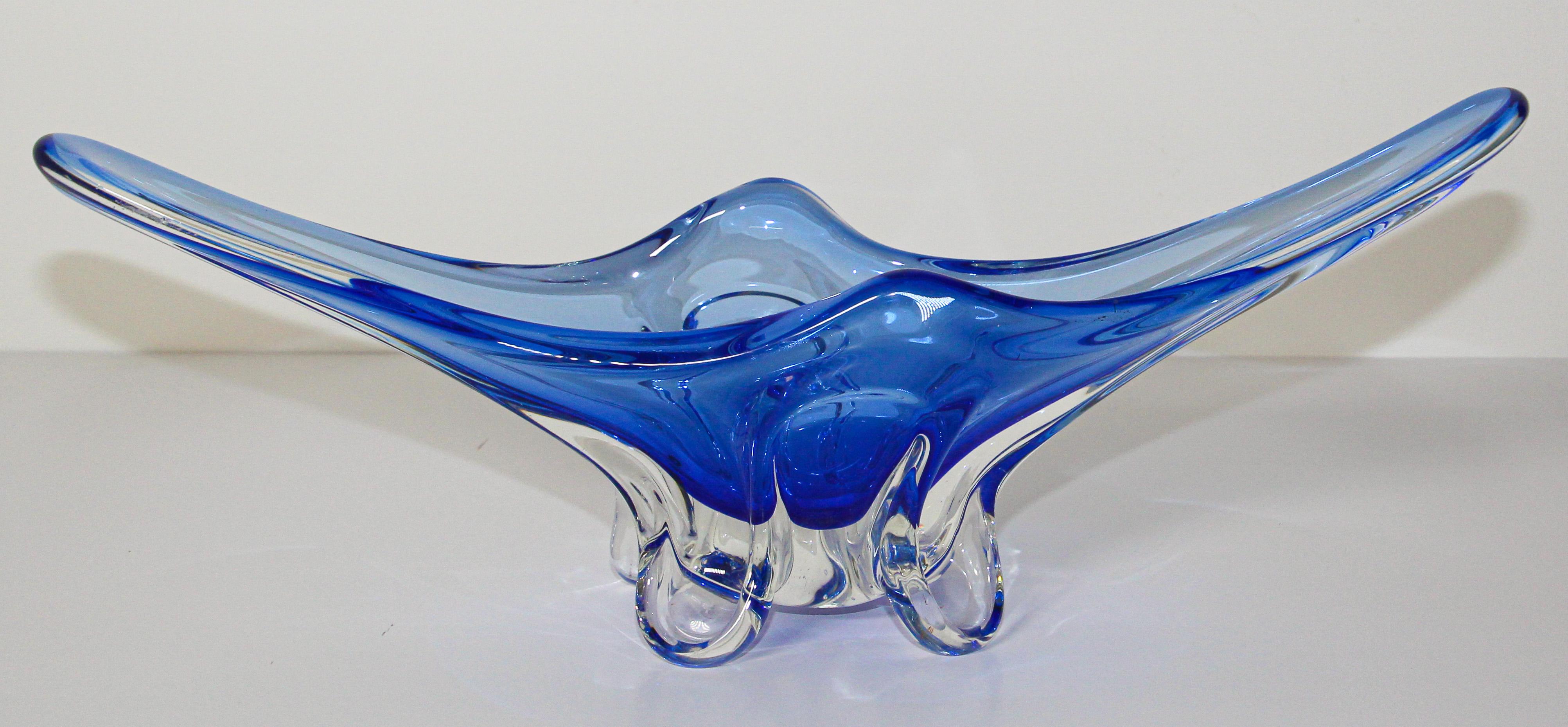 Gran cuenco decorativo moderno y exquisito de cristal de Murano soplado a mano con un diseño estilizado radiante en un asombroso cristal azul real.
Precioso cuenco decorativo soplado a mano de Murano de mediados de siglo, de forma gruesa y