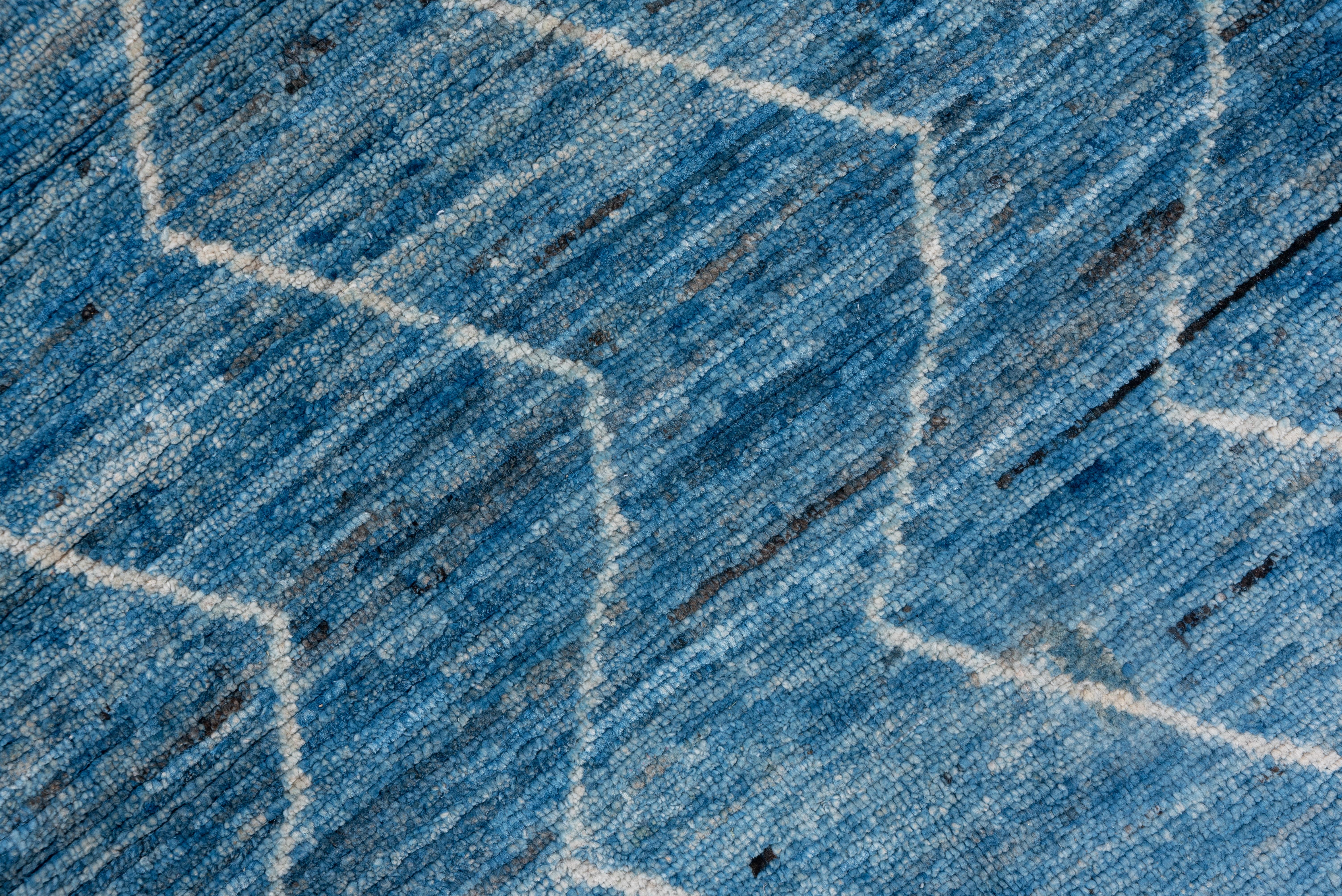 Alfombra Moderna Azul Estilo Marroquí, Diseño Zig Zag en Excelente estado para la venta en New York, NY