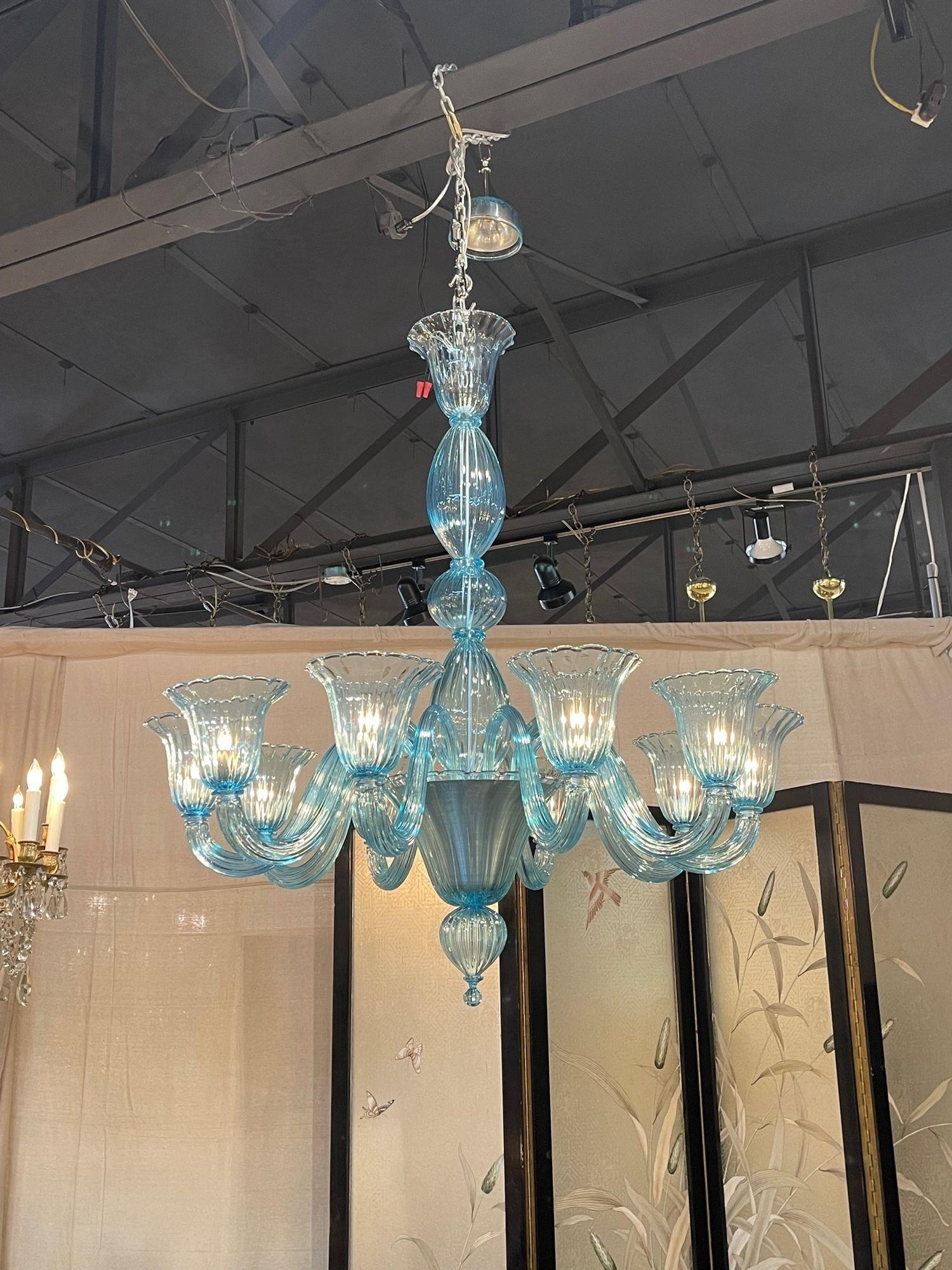 Lustre moderne en verre Murano bleu à 10 lumières.  Très joli verre scintillant de couleur aqua. Une véritable œuvre d'art !