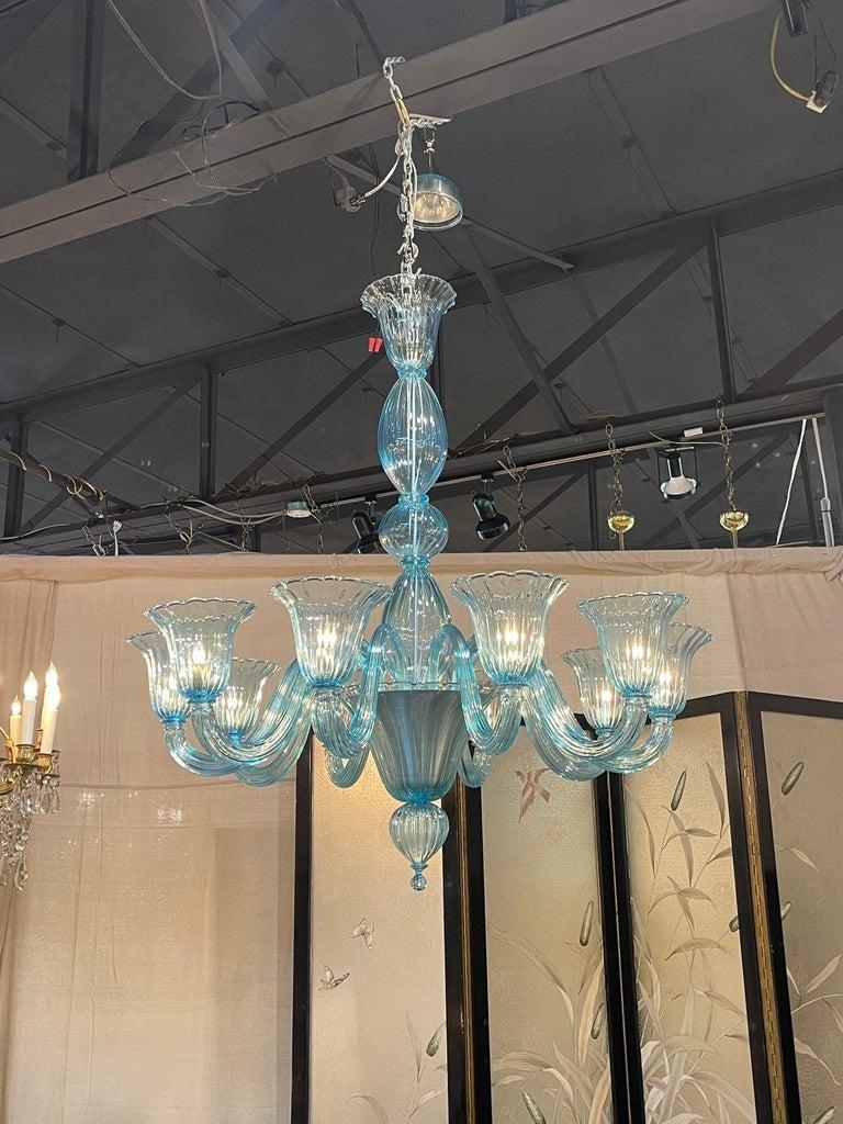 Lampadario moderno in vetro di Murano blu con 10 luci.  Un grazioso vetro scintillante color acqua. Una vera opera d'arte!!!