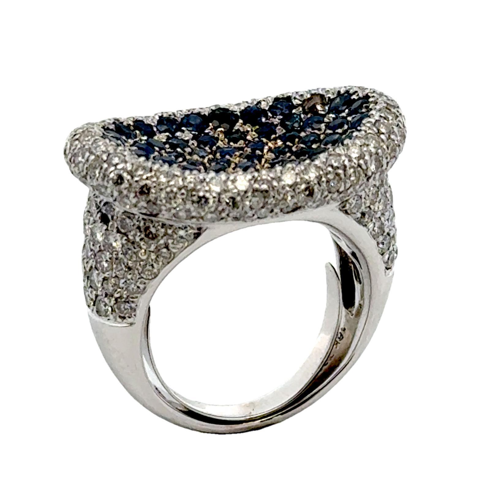 Moderner moderner Sattelring mit blauem Saphir und Diamant aus 18 Karat Weißgold (Brillantschliff) im Angebot