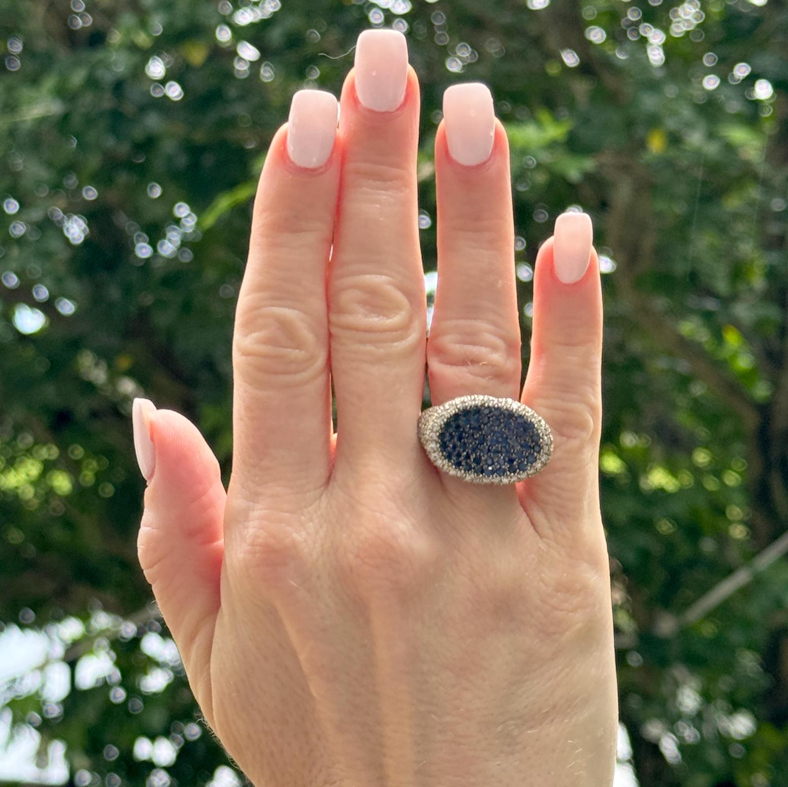 Moderner moderner Sattelring mit blauem Saphir und Diamant aus 18 Karat Weißgold im Zustand „Hervorragend“ im Angebot in Boca Raton, FL
