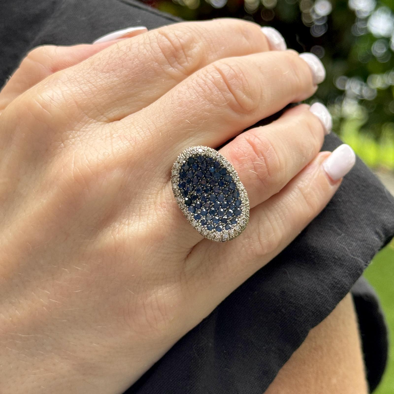 Moderner moderner Sattelring mit blauem Saphir und Diamant aus 18 Karat Weißgold im Angebot 1