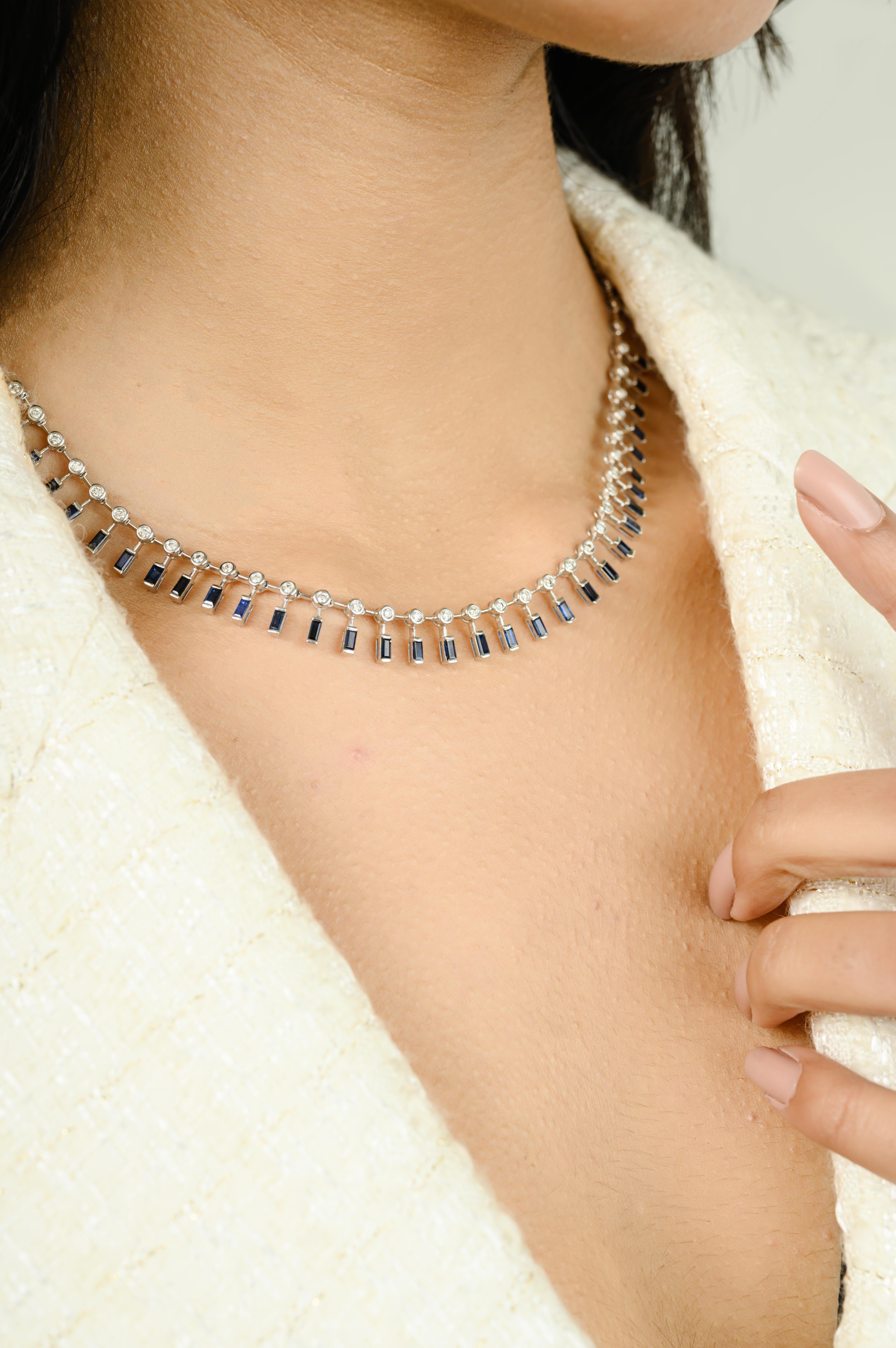 Collana moderna con zaffiro blu e diamanti, regalo per la nonna in oro 18 carati, tempestata di zaffiri blu baguette e diamanti rotondi. Questo splendido gioiello eleva immediatamente un look casual o un abito elegante. 
Lo zaffiro stimola la