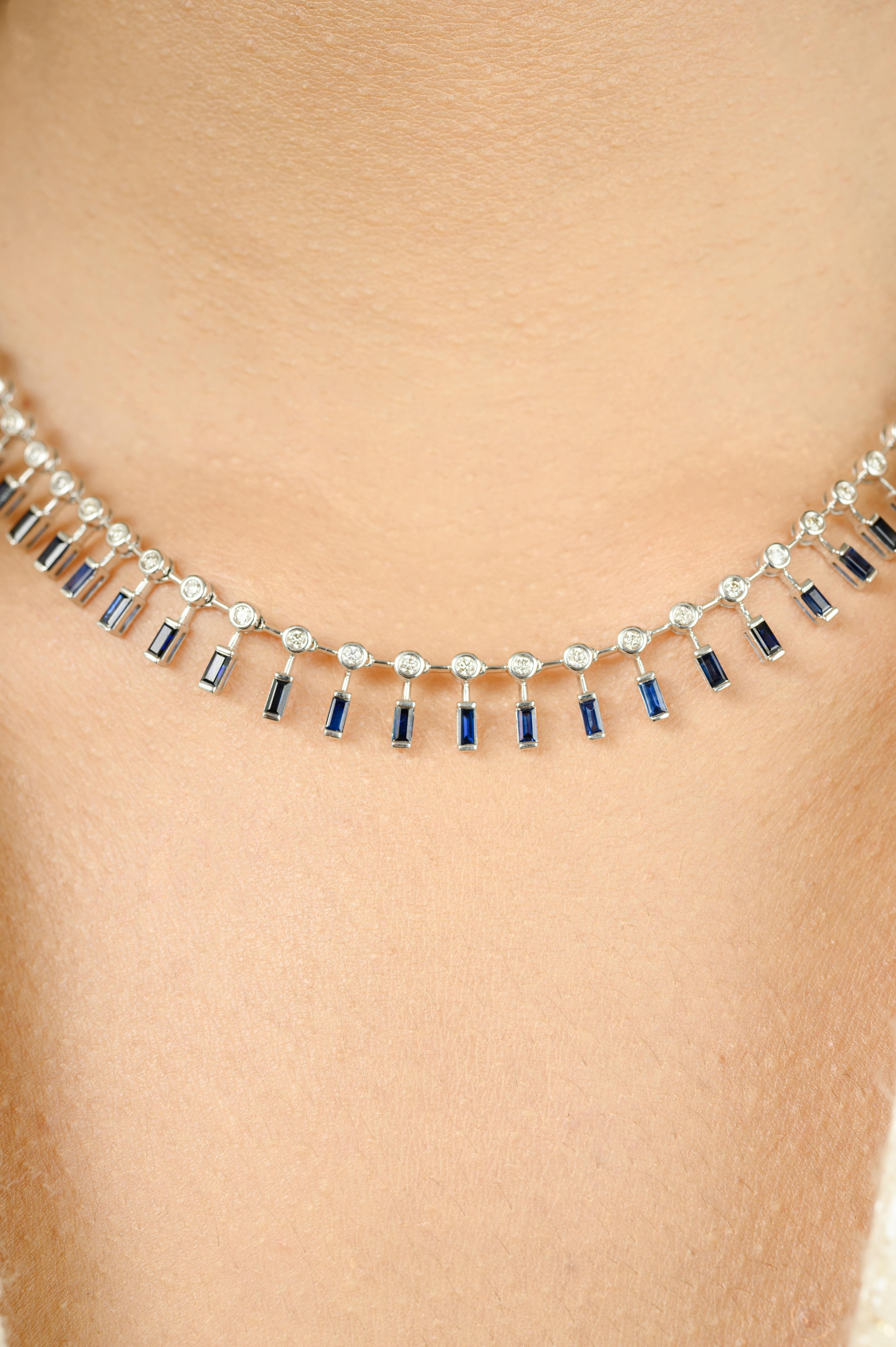 Taglio baguette Collana moderna con zaffiro blu e diamante per la festa della mamma in oro bianco 18 carati in vendita