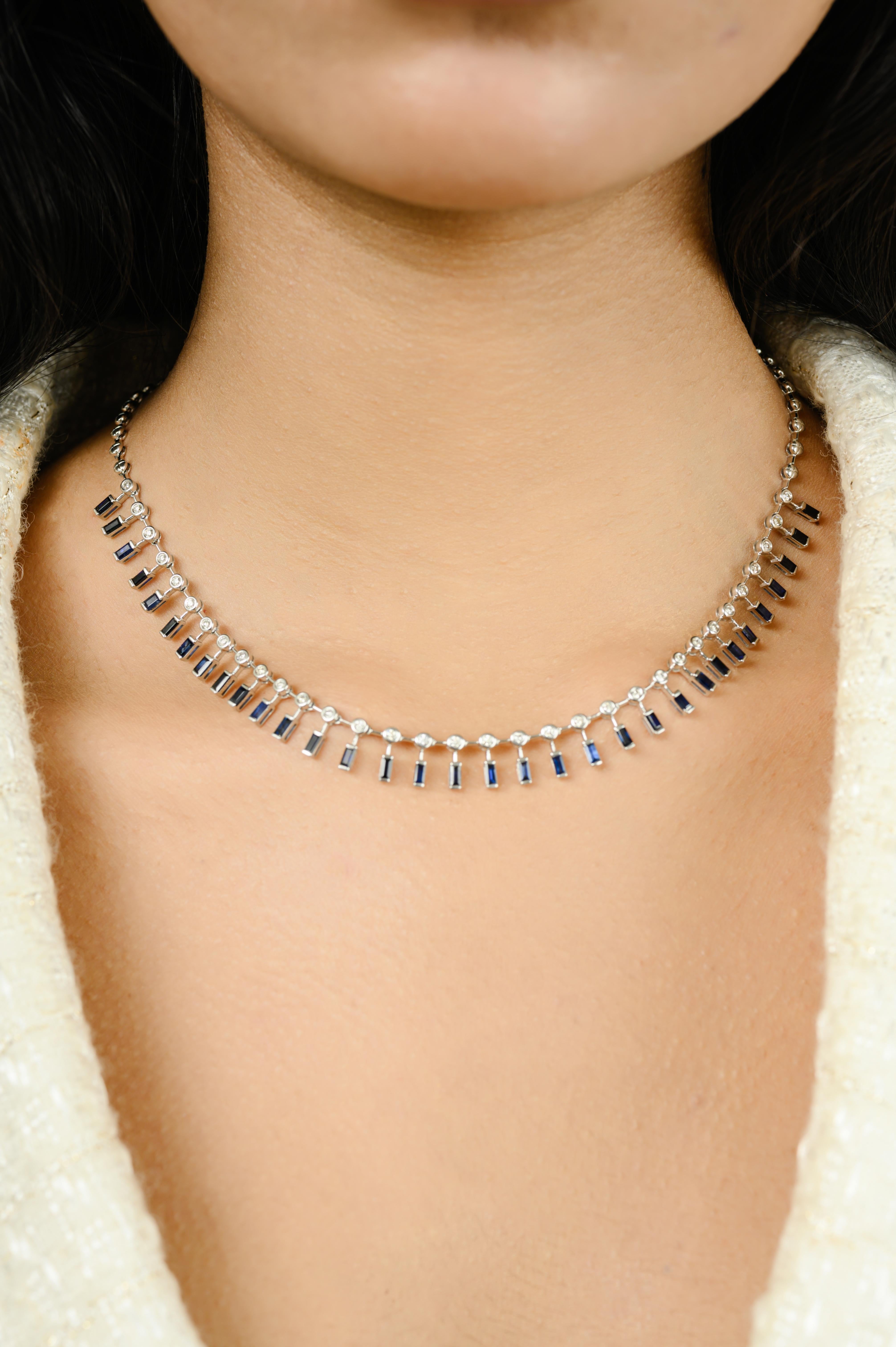 Donna Collana moderna con zaffiro blu e diamante per la festa della mamma in oro bianco 18 carati in vendita