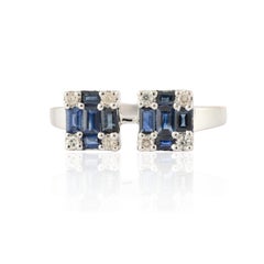 Bague grappe de saphirs bleus rectangulaires et de diamants en or blanc massif 14 carats