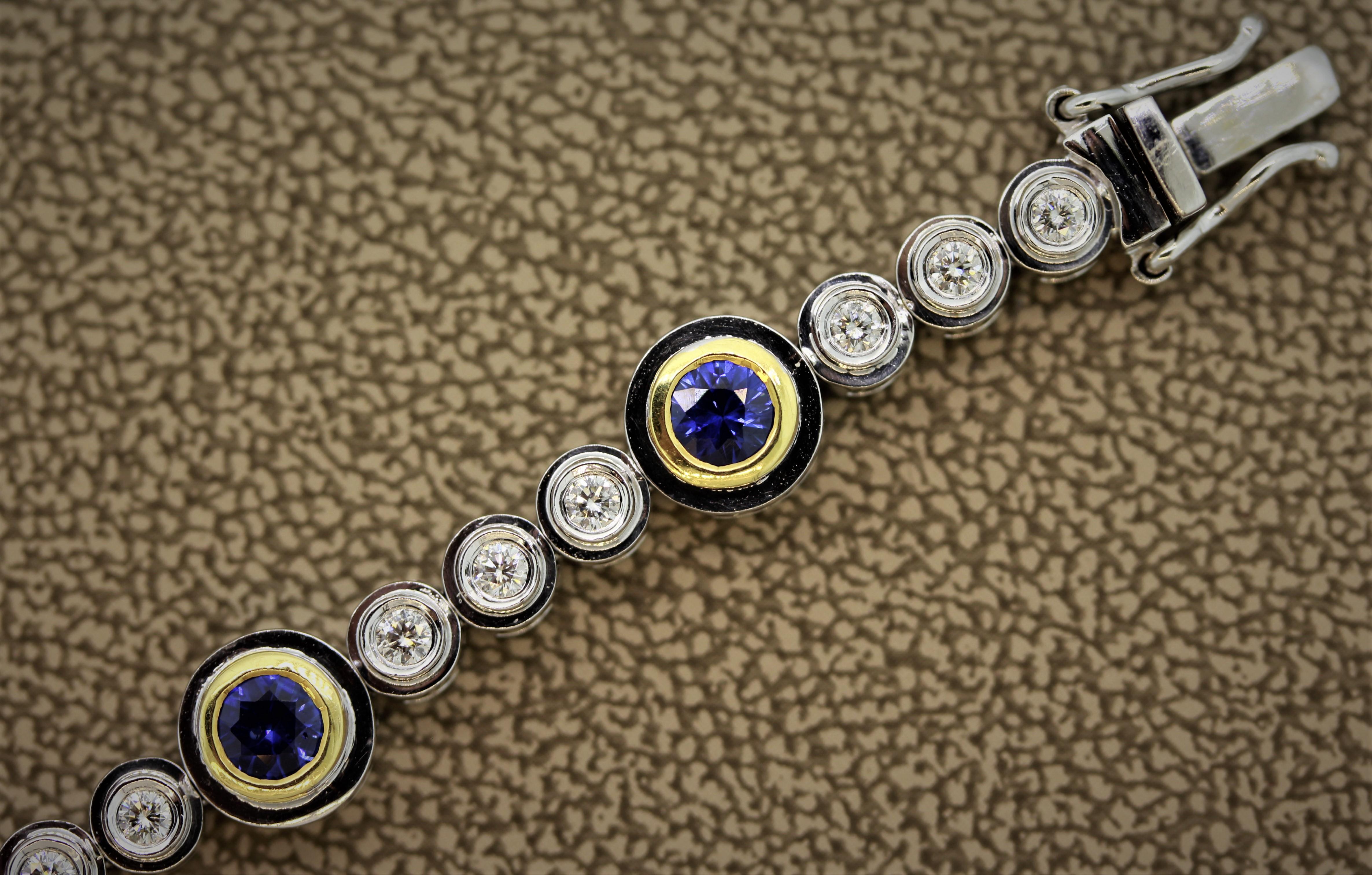 Bracelet tennis moderne en or avec saphirs bleus et diamants Neuf - En vente à Beverly Hills, CA
