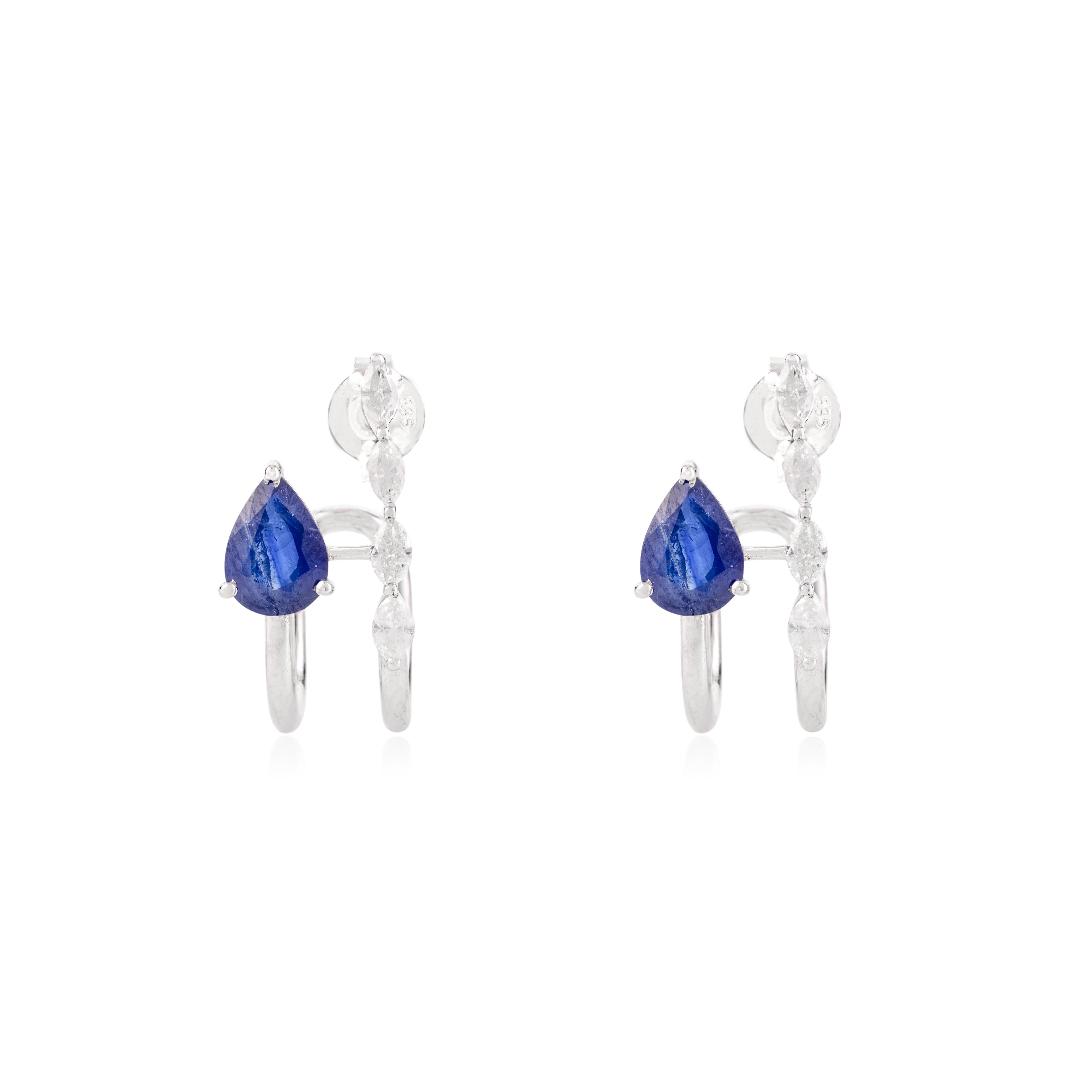 Clous d'oreilles huggie modernes en or blanc massif 14 carats avec saphir bleu et diamants Neuf - En vente à New York, NY