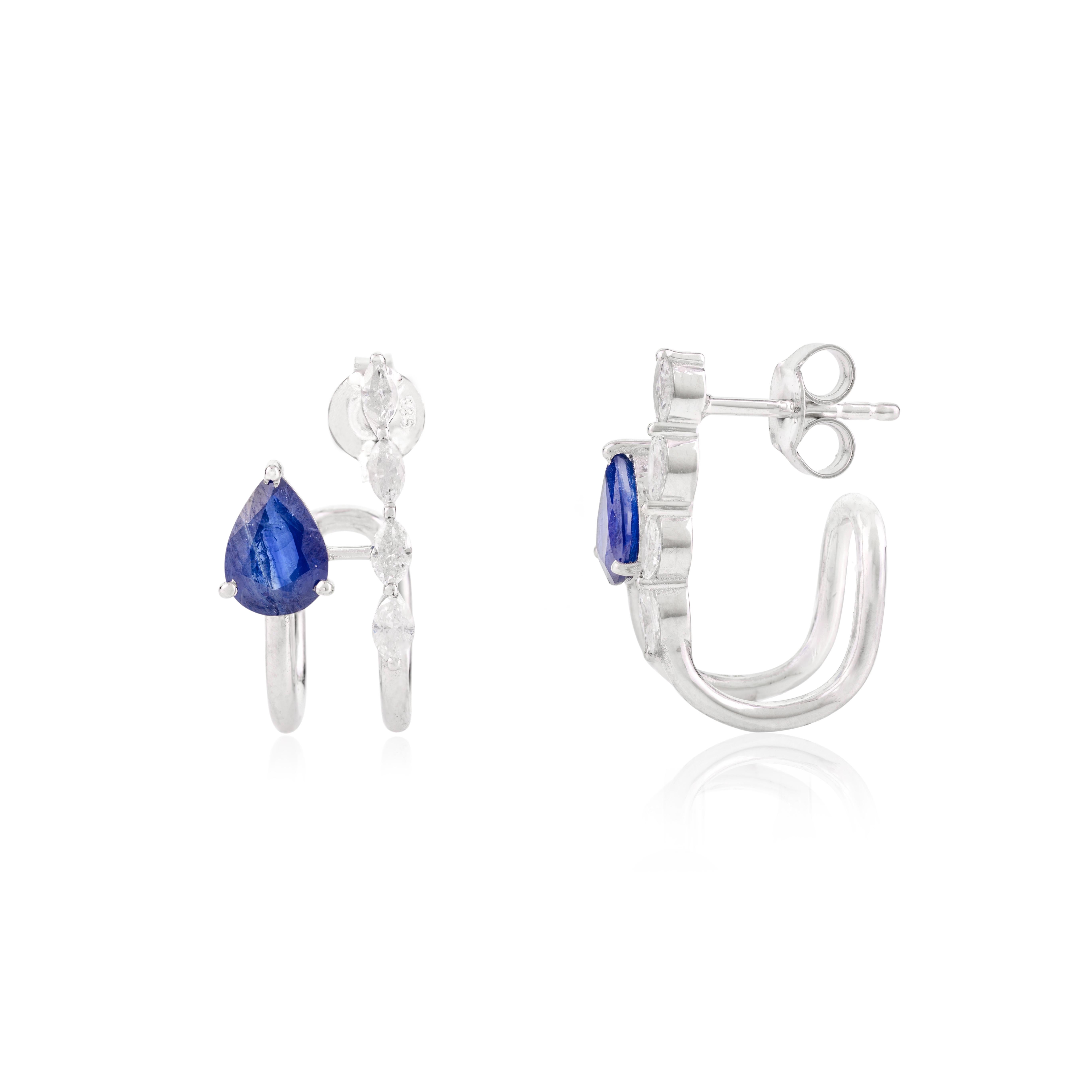 Clous d'oreilles huggie modernes en or blanc massif 14 carats avec saphir bleu et diamants en vente 1