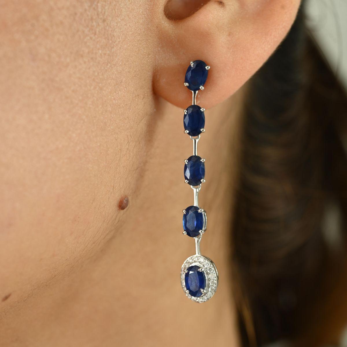 Eleganti e sofisticati, questi orecchini a goccia in oro bianco sono una vera celebrazione dell'eleganza senza tempo. Con 6,32 carati di vividi zaffiri blu a taglio ovale, le gemme sono graziosamente allineate in una cascata verticale, per finire