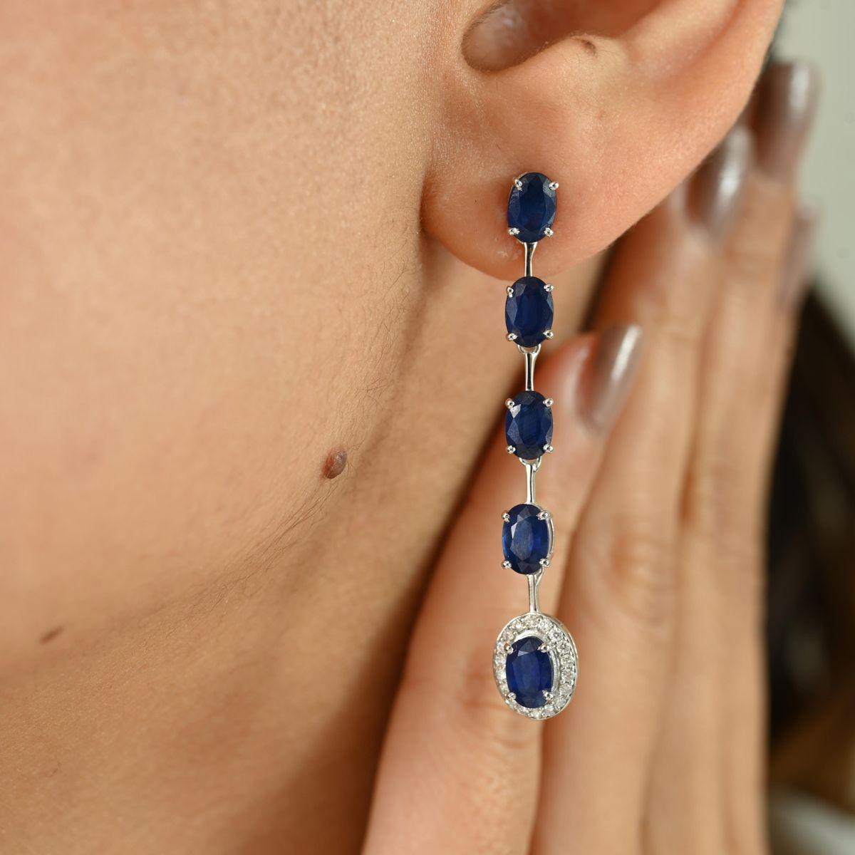 Taglio ovale Orecchini lunghi moderni con zaffiro blu e diamante per lei in oro bianco 14 carati in vendita